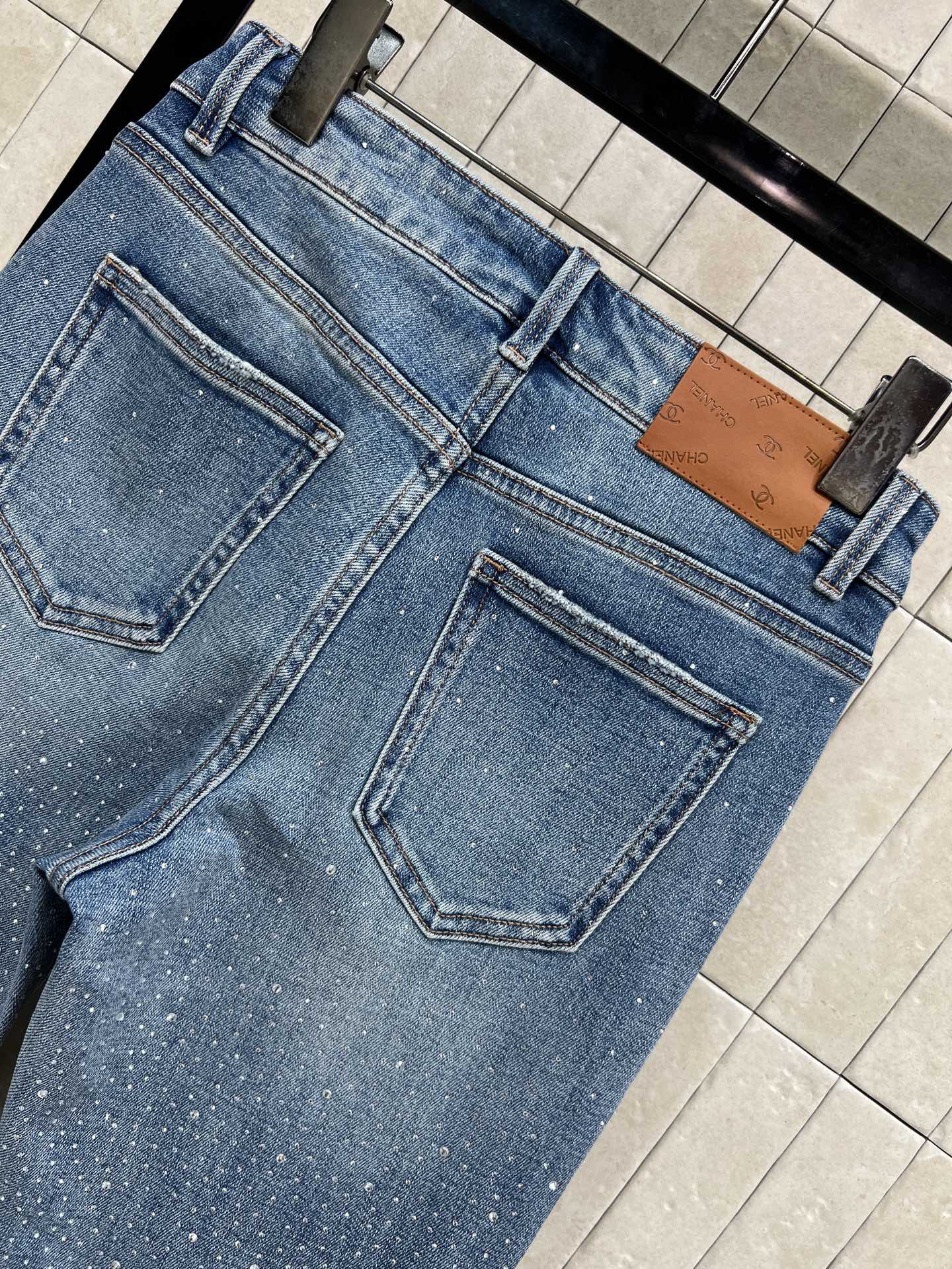 26春夏的 复古烫钻微喇牛仔裤 采用复古蓝色水洗面料 点缀烫钻 闪耀感满满！高腰微喇设计 修饰腿型 梨形