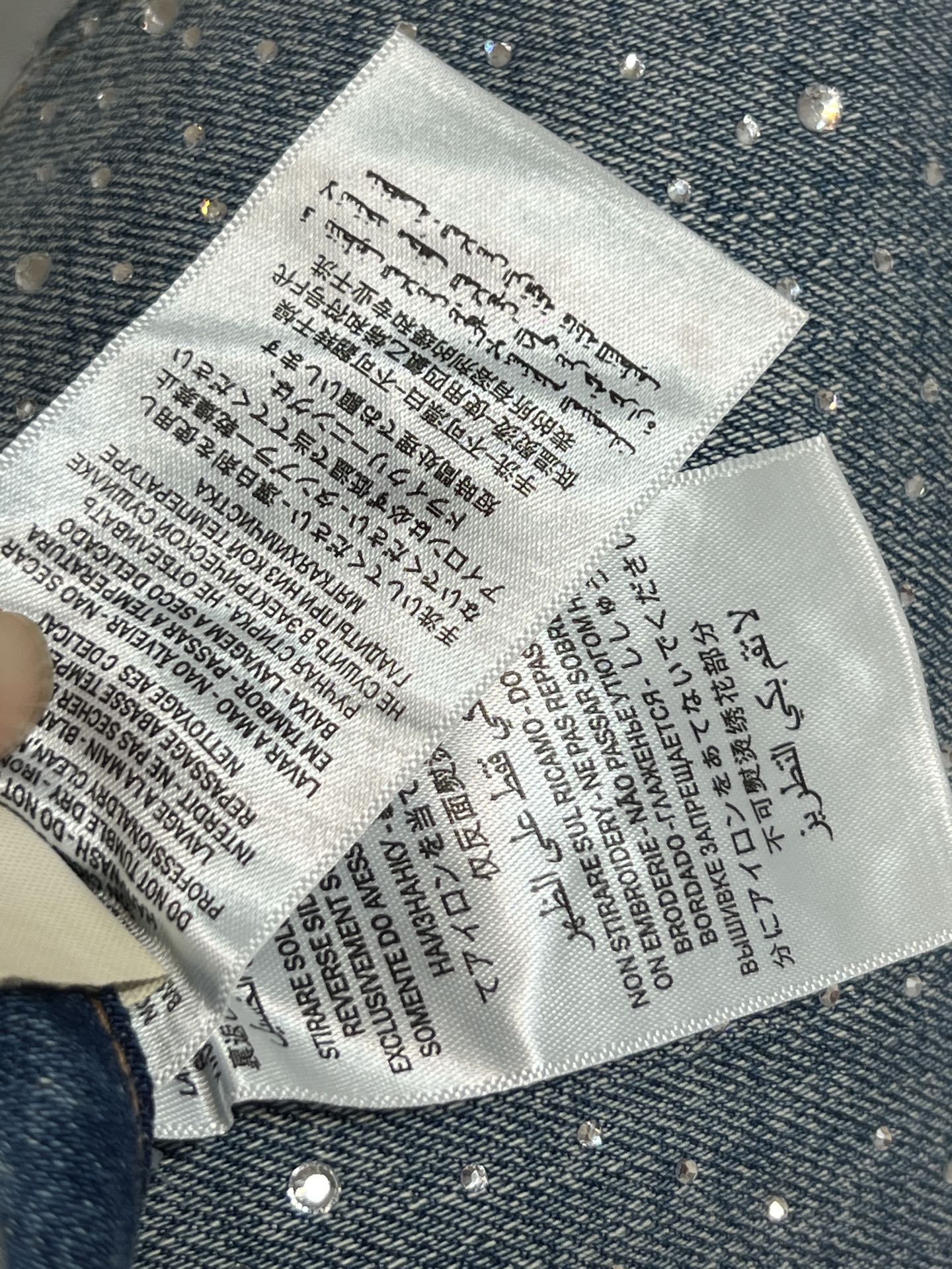 26春夏的 复古烫钻微喇牛仔裤 采用复古蓝色水洗面料 点缀烫钻 闪耀感满满！高腰微喇设计 修饰腿型 梨形