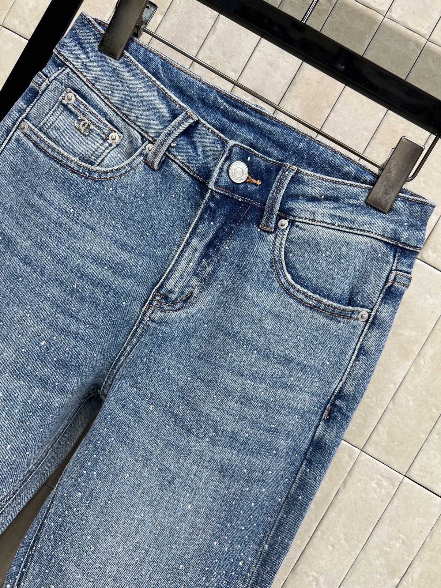 26春夏的 复古烫钻微喇牛仔裤 采用复古蓝色水洗面料 点缀烫钻 闪耀感满满！高腰微喇设计 修饰腿型 梨形