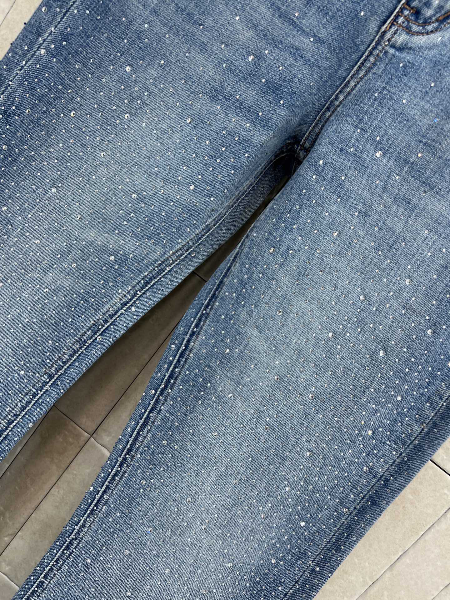 26春夏的 复古烫钻微喇牛仔裤 采用复古蓝色水洗面料 点缀烫钻 闪耀感满满！高腰微喇设计 修饰腿型 梨形