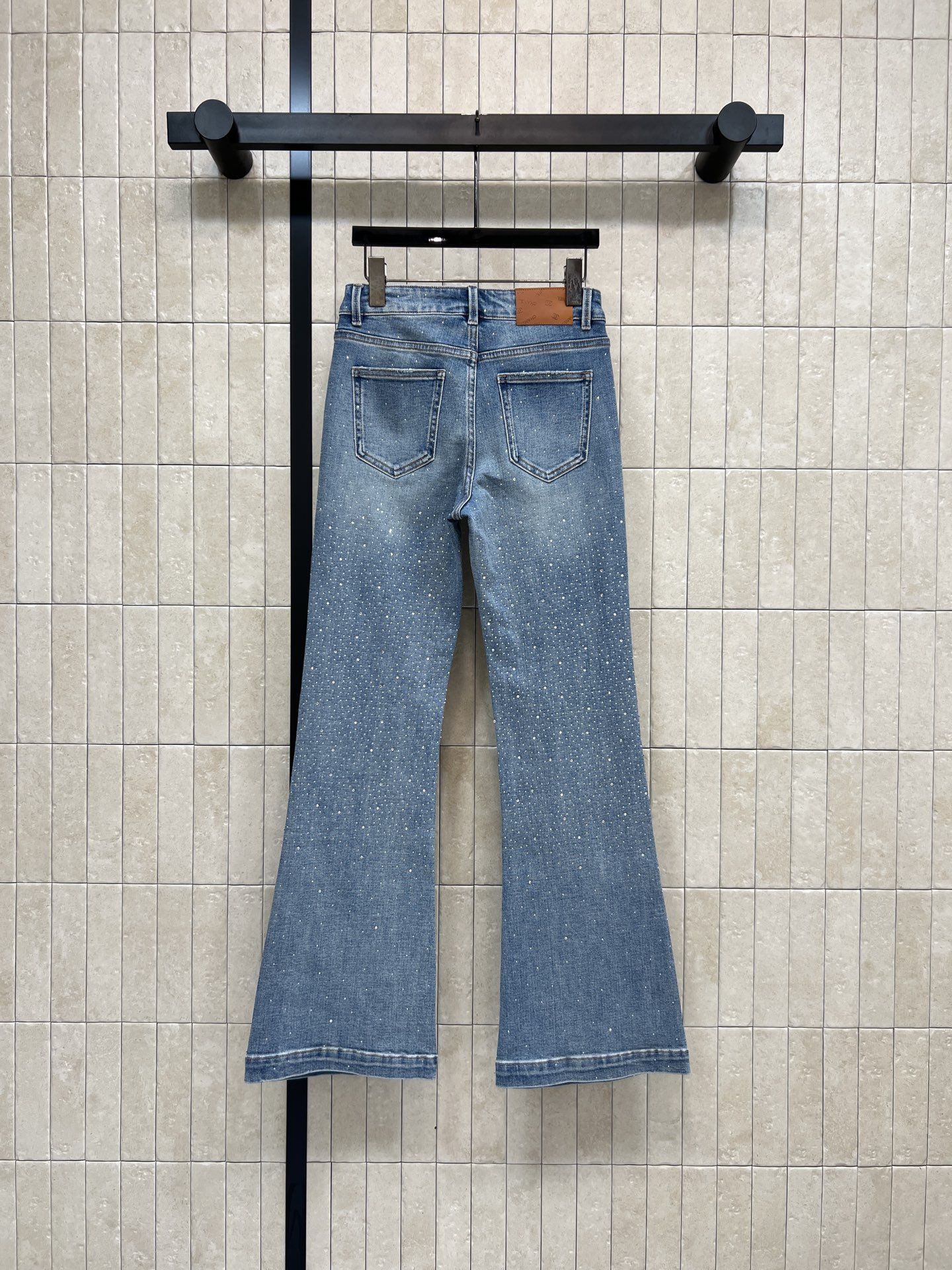 26春夏的 复古烫钻微喇牛仔裤 采用复古蓝色水洗面料 点缀烫钻 闪耀感满满！高腰微喇设计 修饰腿型 梨形