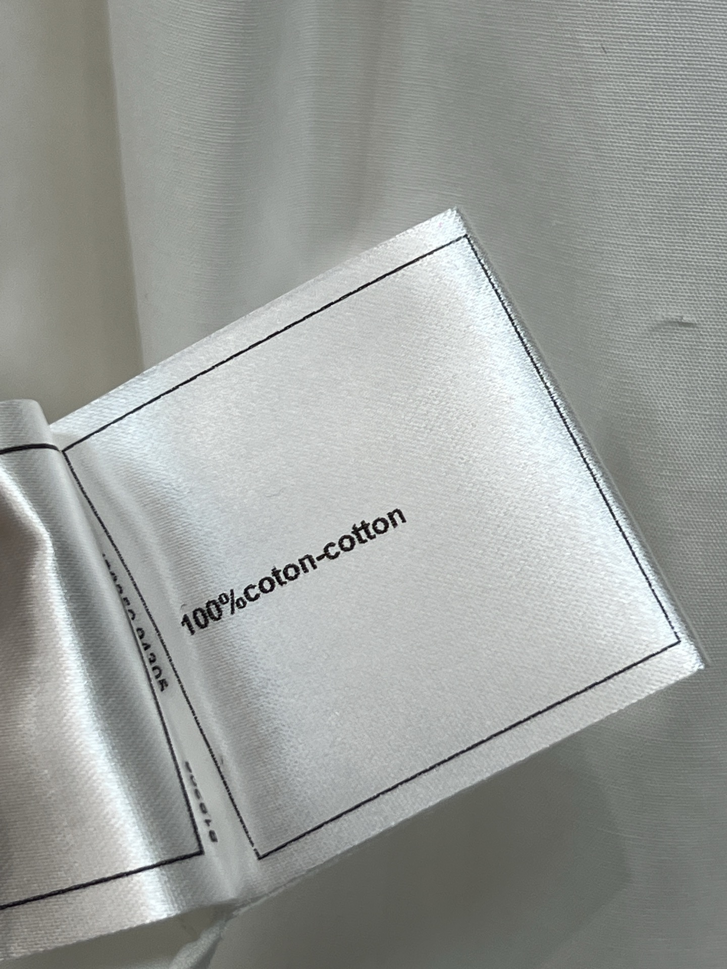 26春夏春夏 白色刺绣长袖衬衫 简约翻领+胸前“Chic