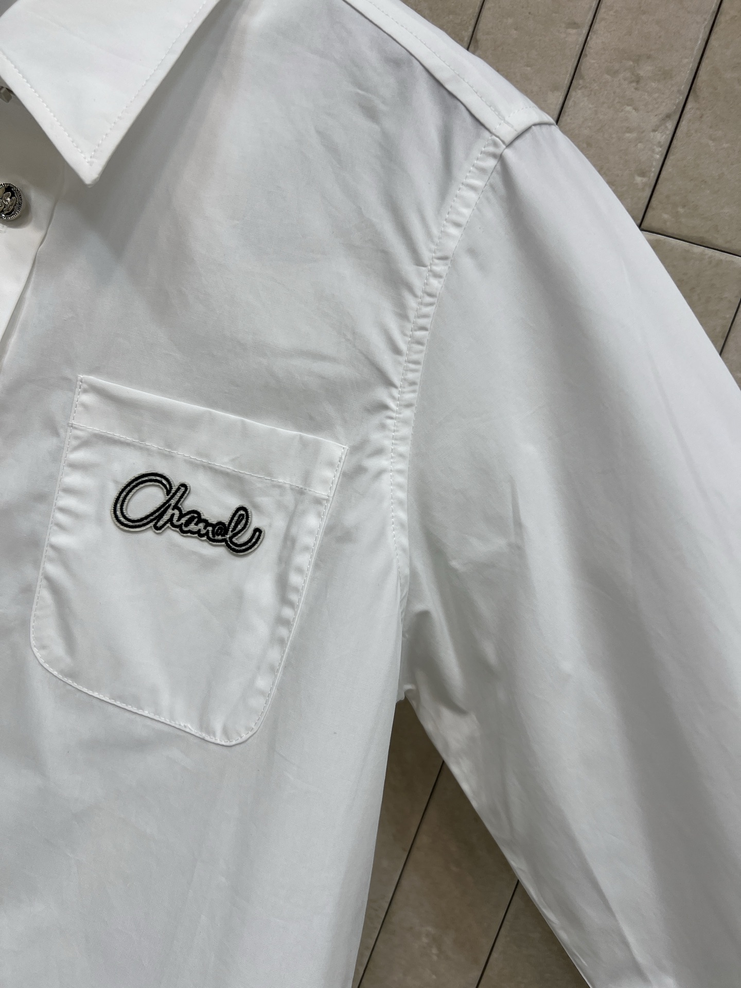 26春夏春夏 白色刺绣长袖衬衫 简约翻领+胸前“Chic