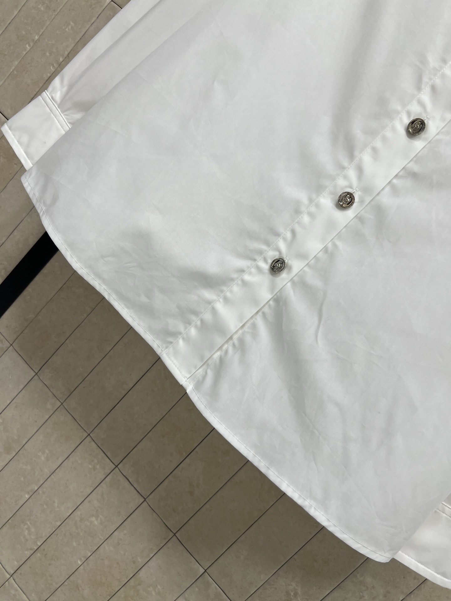 26春夏春夏 白色刺绣长袖衬衫 简约翻领+胸前“Chic