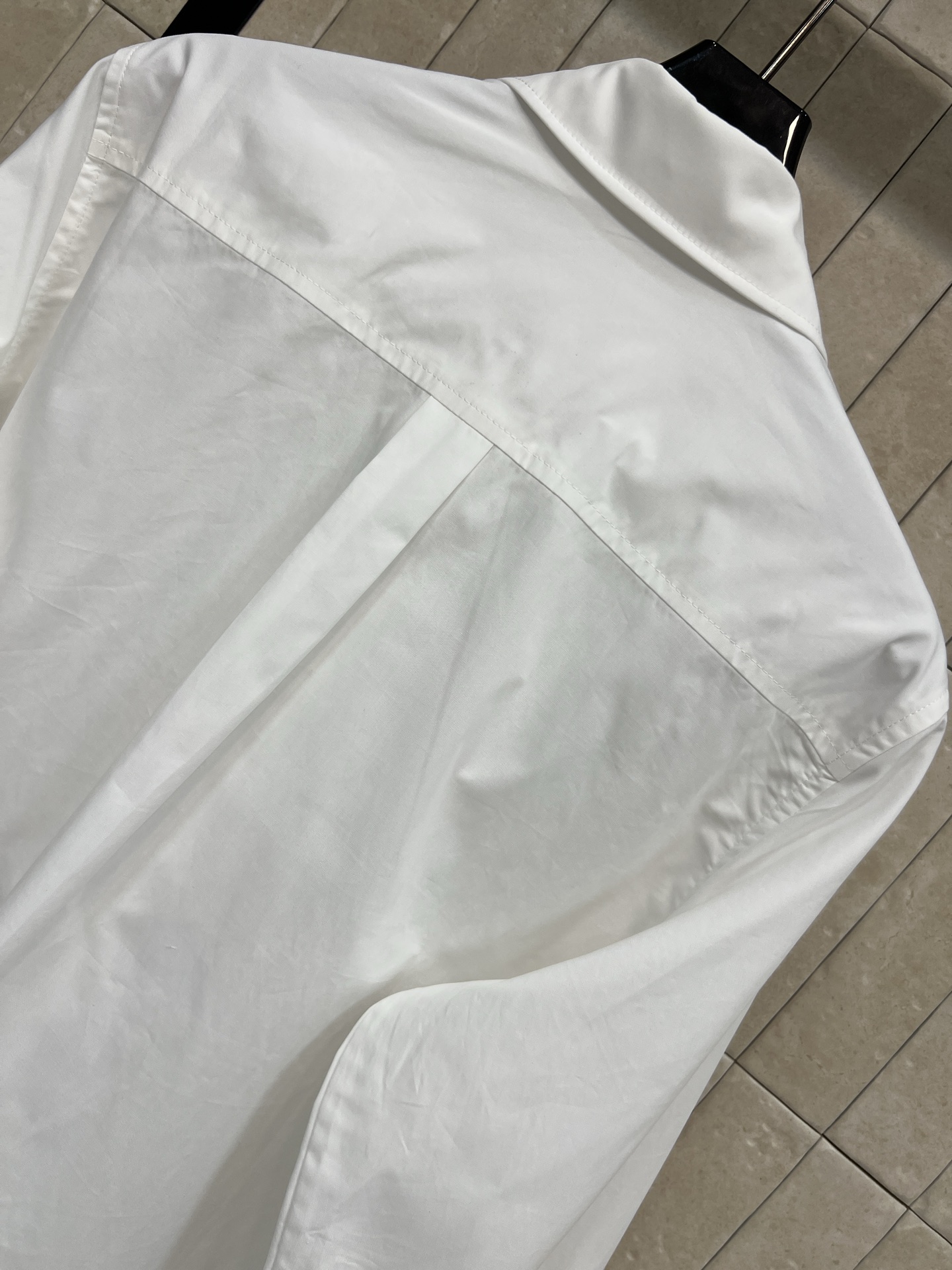 26春夏春夏 白色刺绣长袖衬衫 简约翻领+胸前“Chic