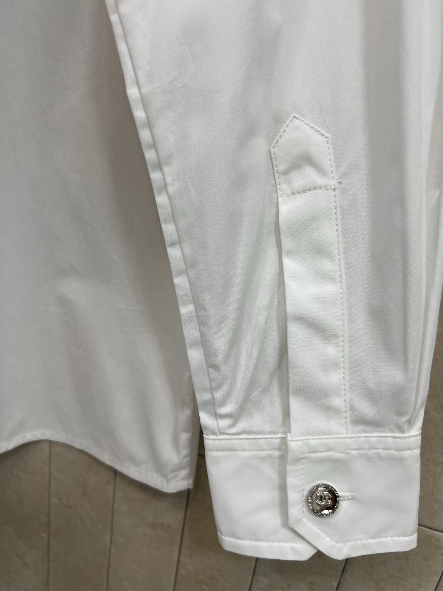 26春夏春夏 白色刺绣长袖衬衫 简约翻领+胸前“Chic