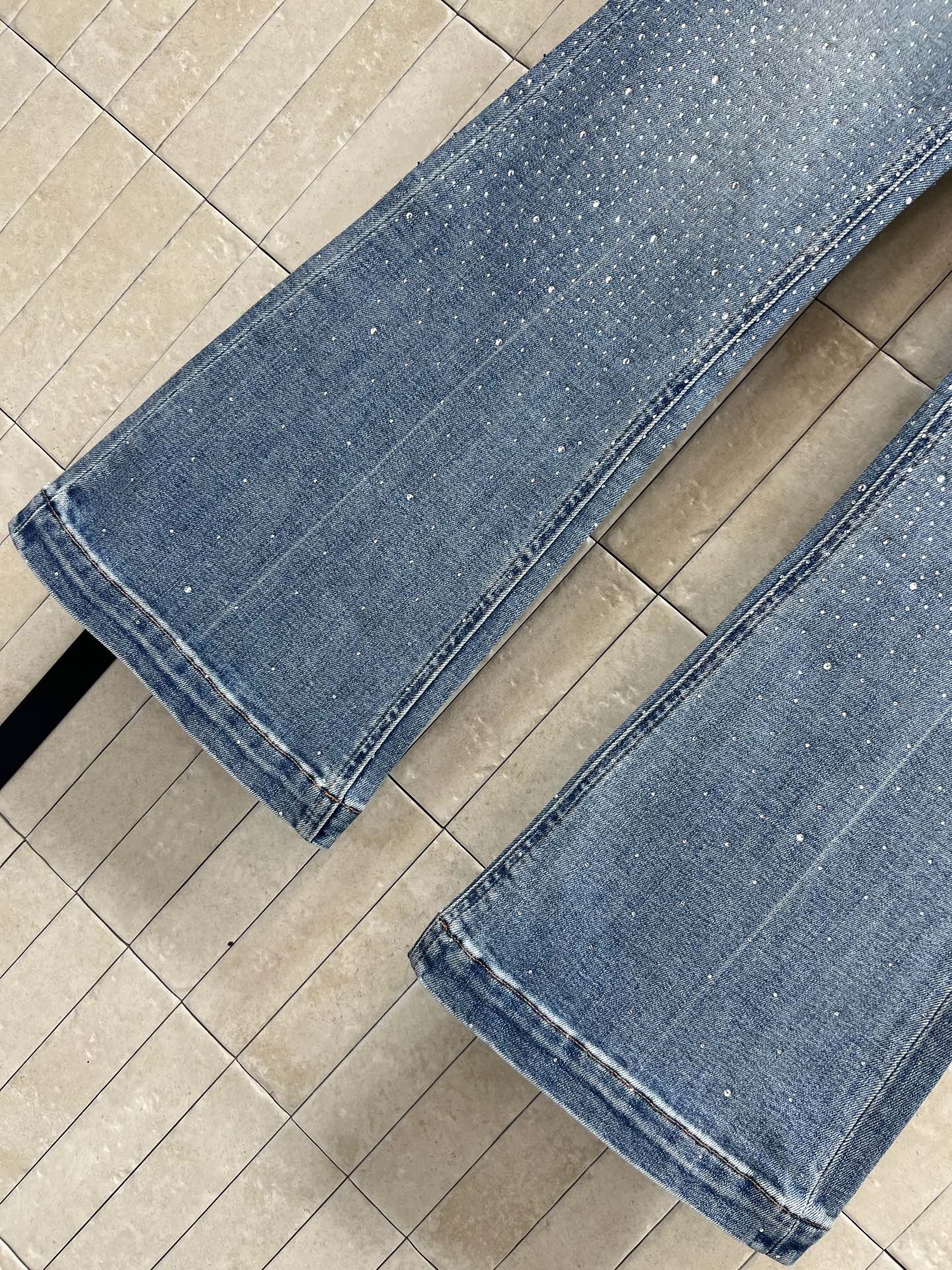 26春夏的 复古烫钻微喇牛仔裤 采用复古蓝色水洗面料 点缀烫钻 闪耀感满满！高腰微喇设计 修饰腿型 梨形