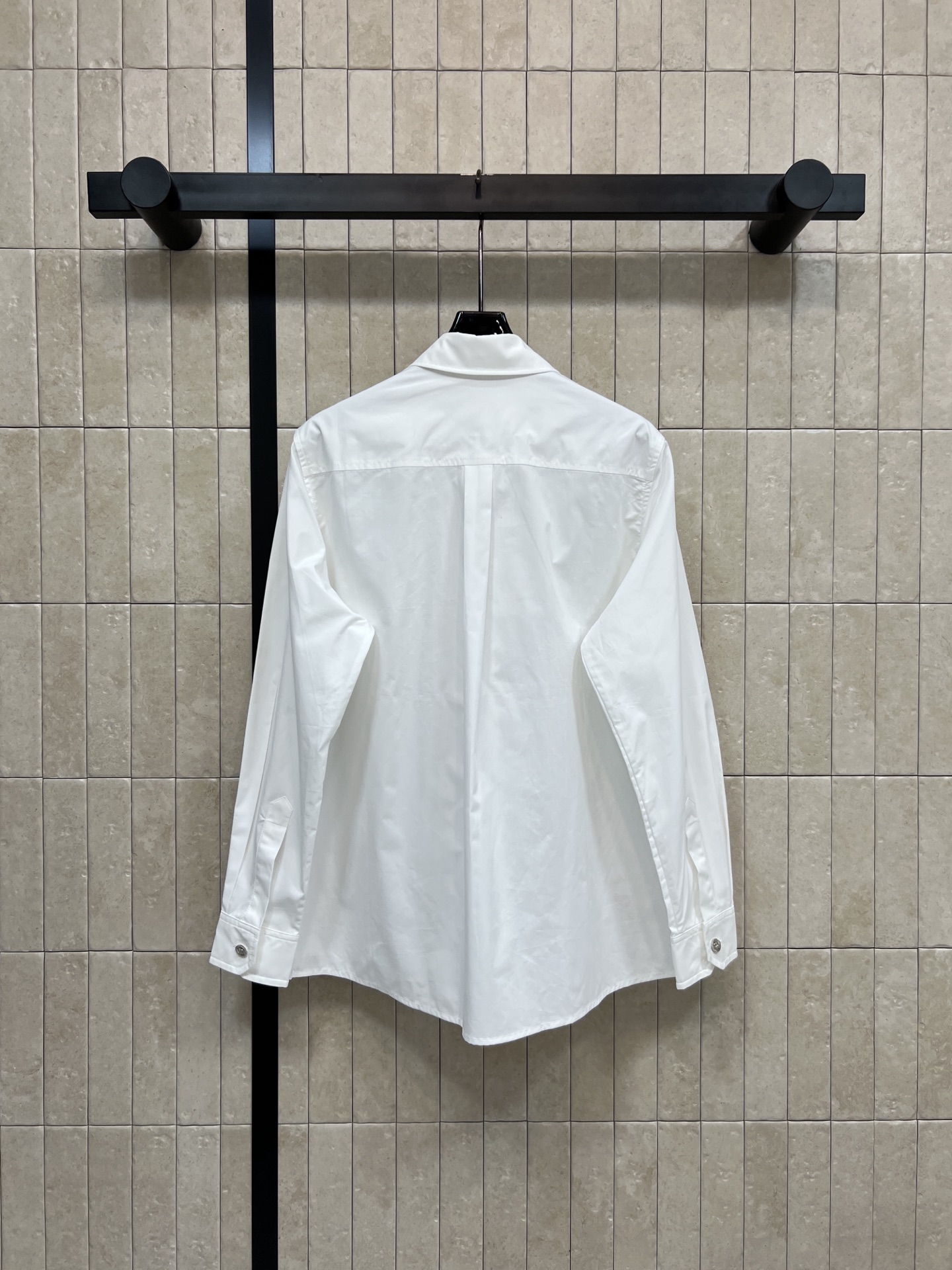 26春夏春夏 白色刺绣长袖衬衫 简约翻领+胸前“Chic