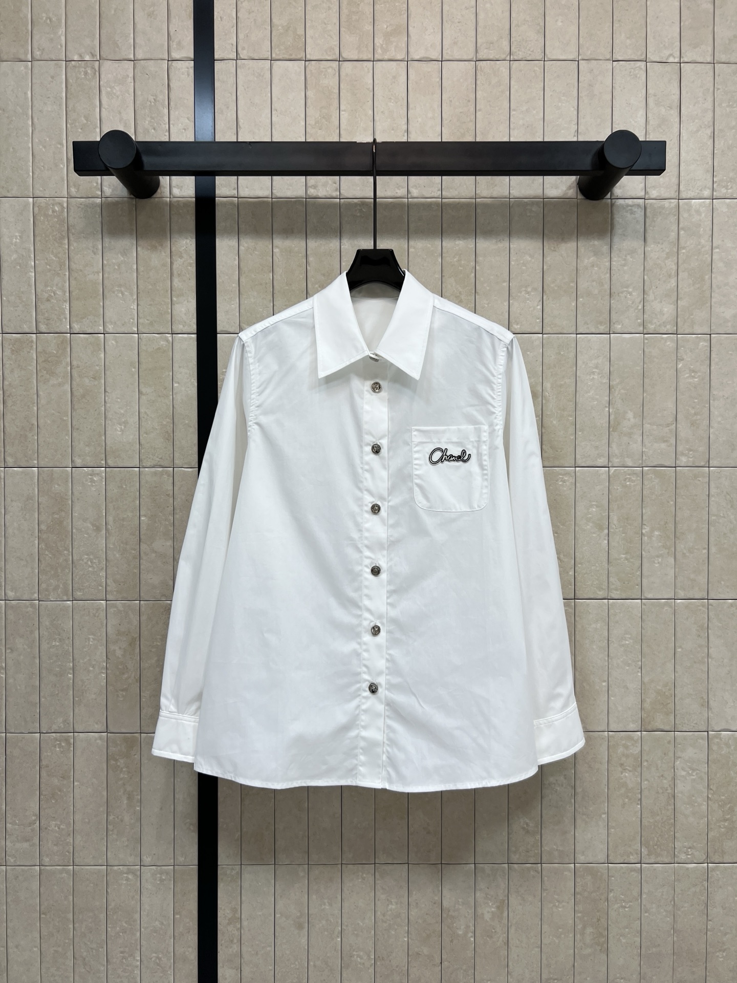 26春夏春夏 白色刺绣长袖衬衫 简约翻领+胸前“Chic