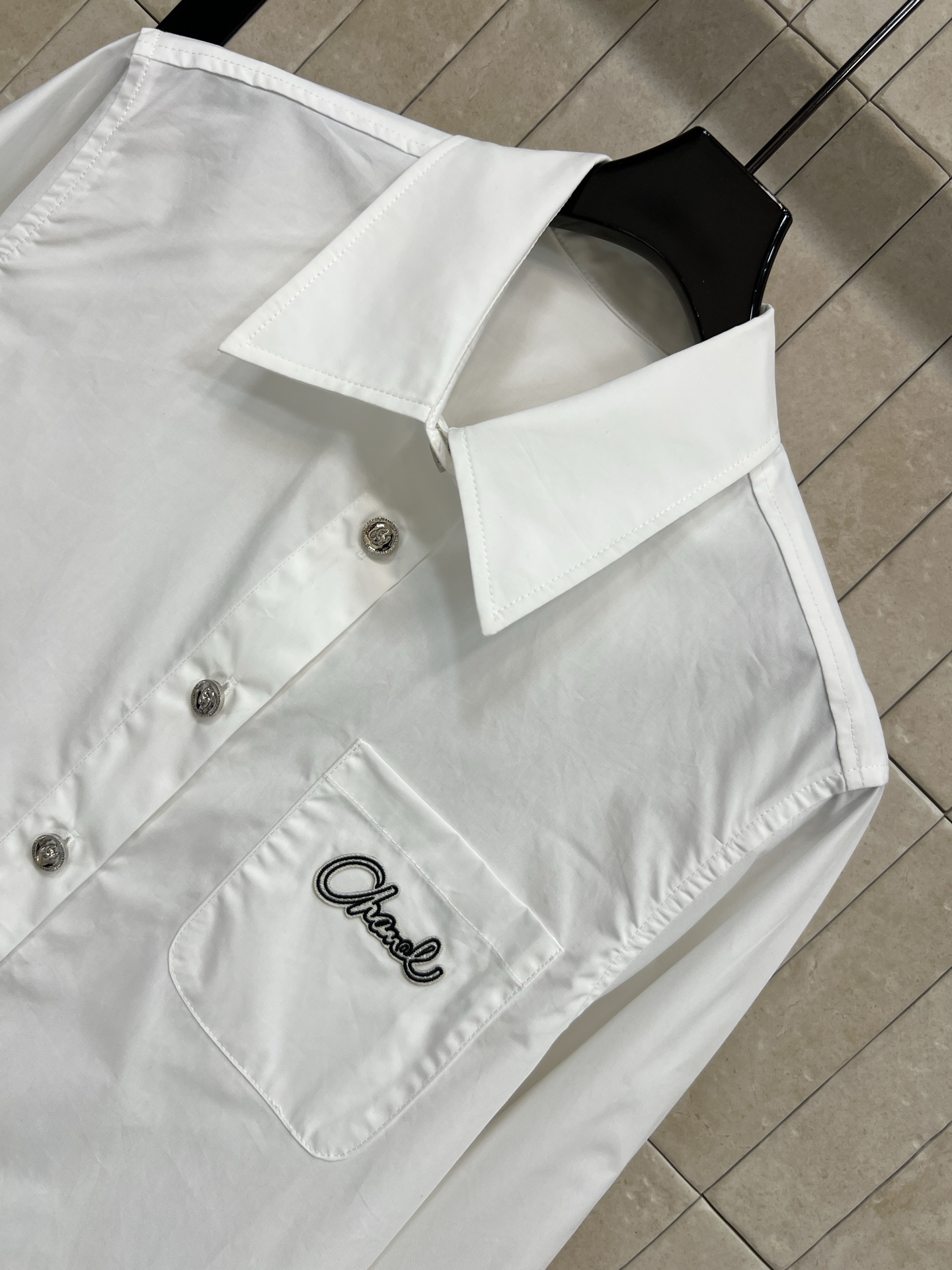 26春夏春夏 白色刺绣长袖衬衫 简约翻领+胸前“Chic