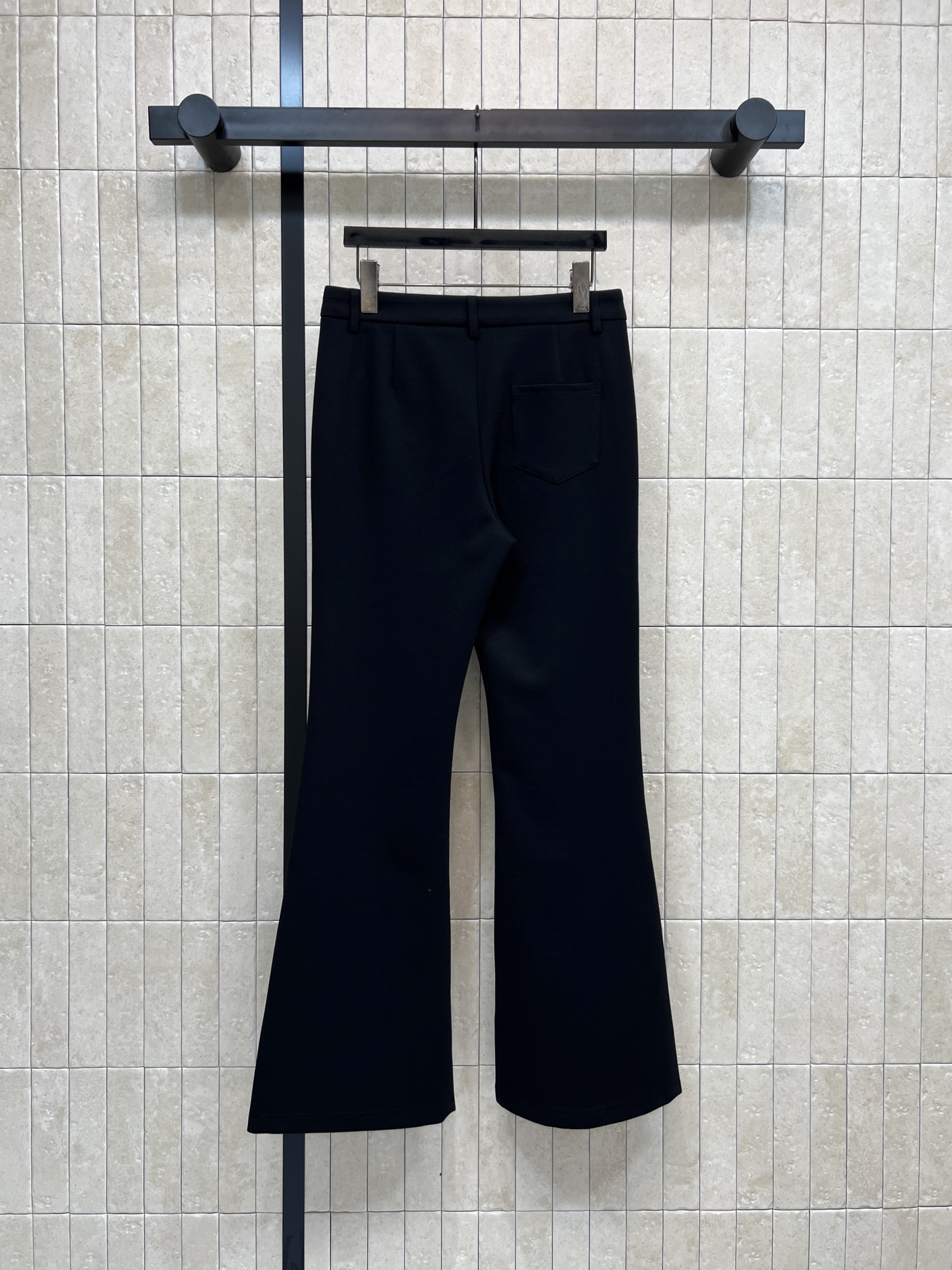 L家 26春夏新款 黑色高腰微喇裤 垂感好又耐穿 高腰设计拉长腿部比例 微喇裤脚修饰腿型 显瘦显高 侧边