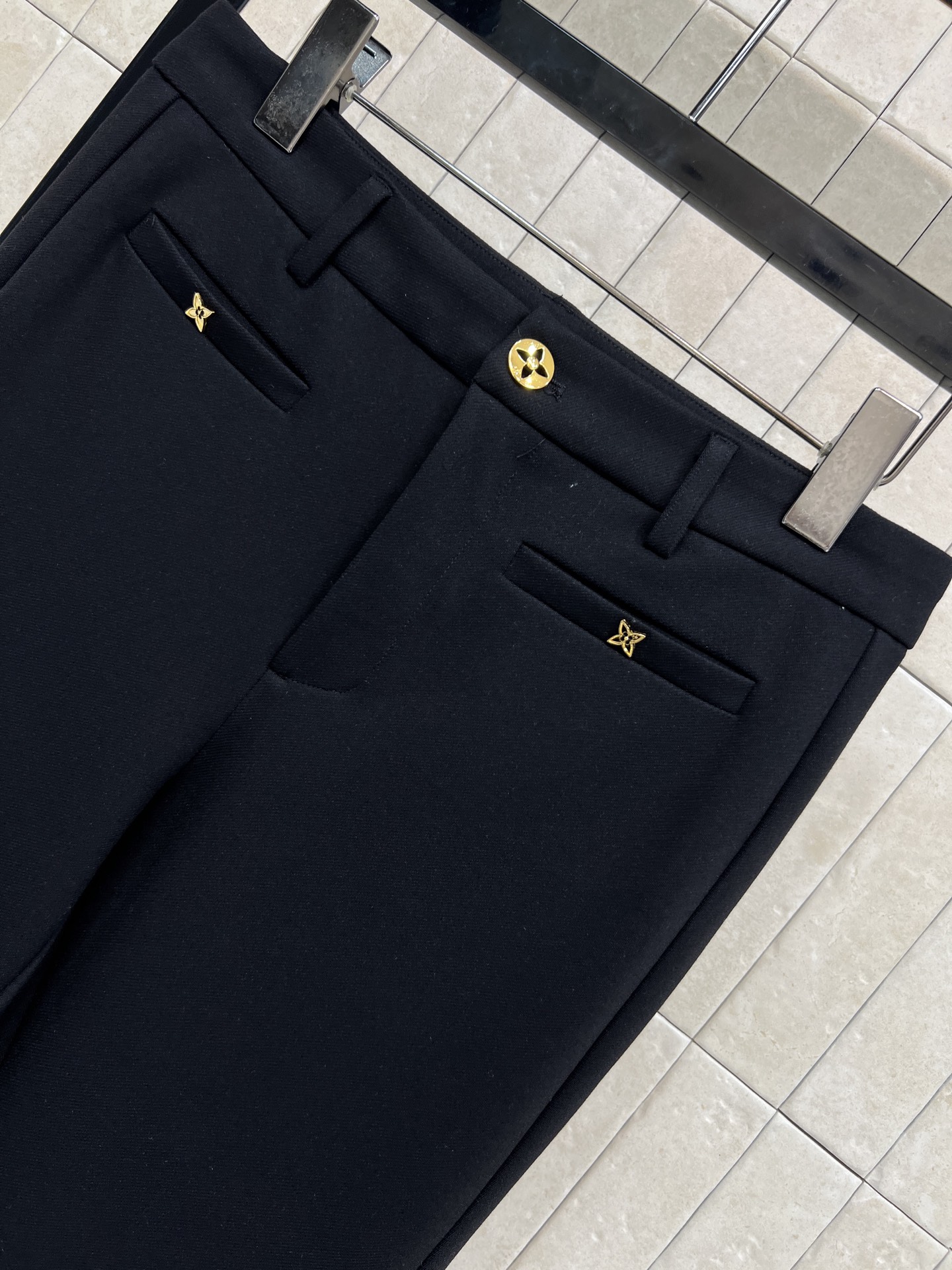 L家 26春夏新款 黑色高腰微喇裤 垂感好又耐穿 高腰设计拉长腿部比例 微喇裤脚修饰腿型 显瘦显高 侧边