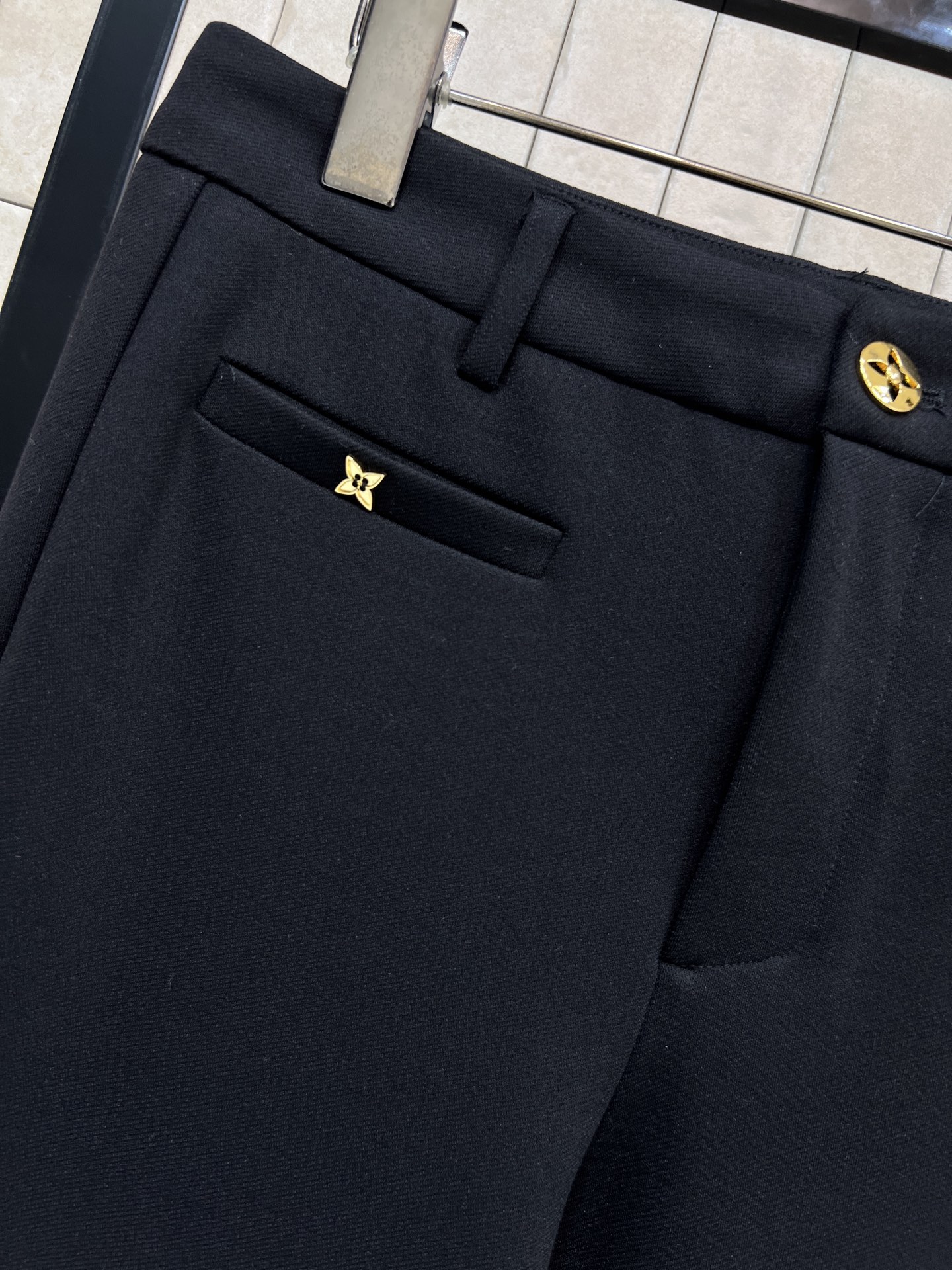 L家 26春夏新款 黑色高腰微喇裤 垂感好又耐穿 高腰设计拉长腿部比例 微喇裤脚修饰腿型 显瘦显高 侧边