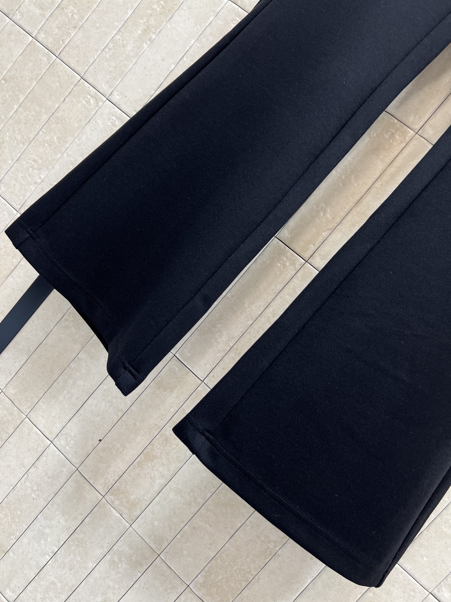 L家 26春夏新款 黑色高腰微喇裤 垂感好又耐穿 高腰设计拉长腿部比例 微喇裤脚修饰腿型 显瘦显高 侧边