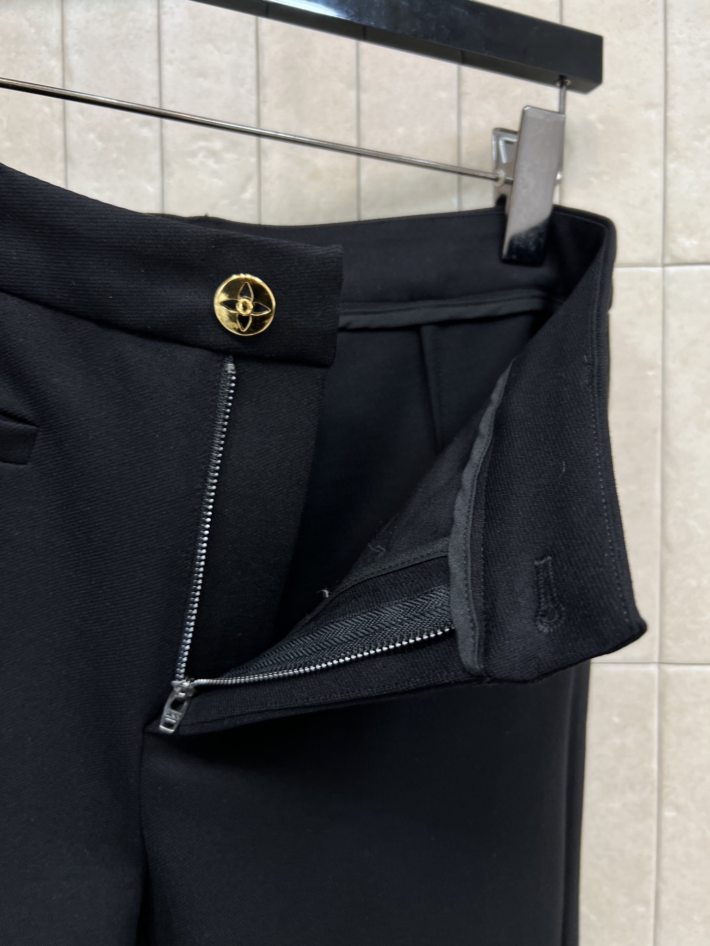 L家 26春夏新款 黑色高腰微喇裤 垂感好又耐穿 高腰设计拉长腿部比例 微喇裤脚修饰腿型 显瘦显高 侧边