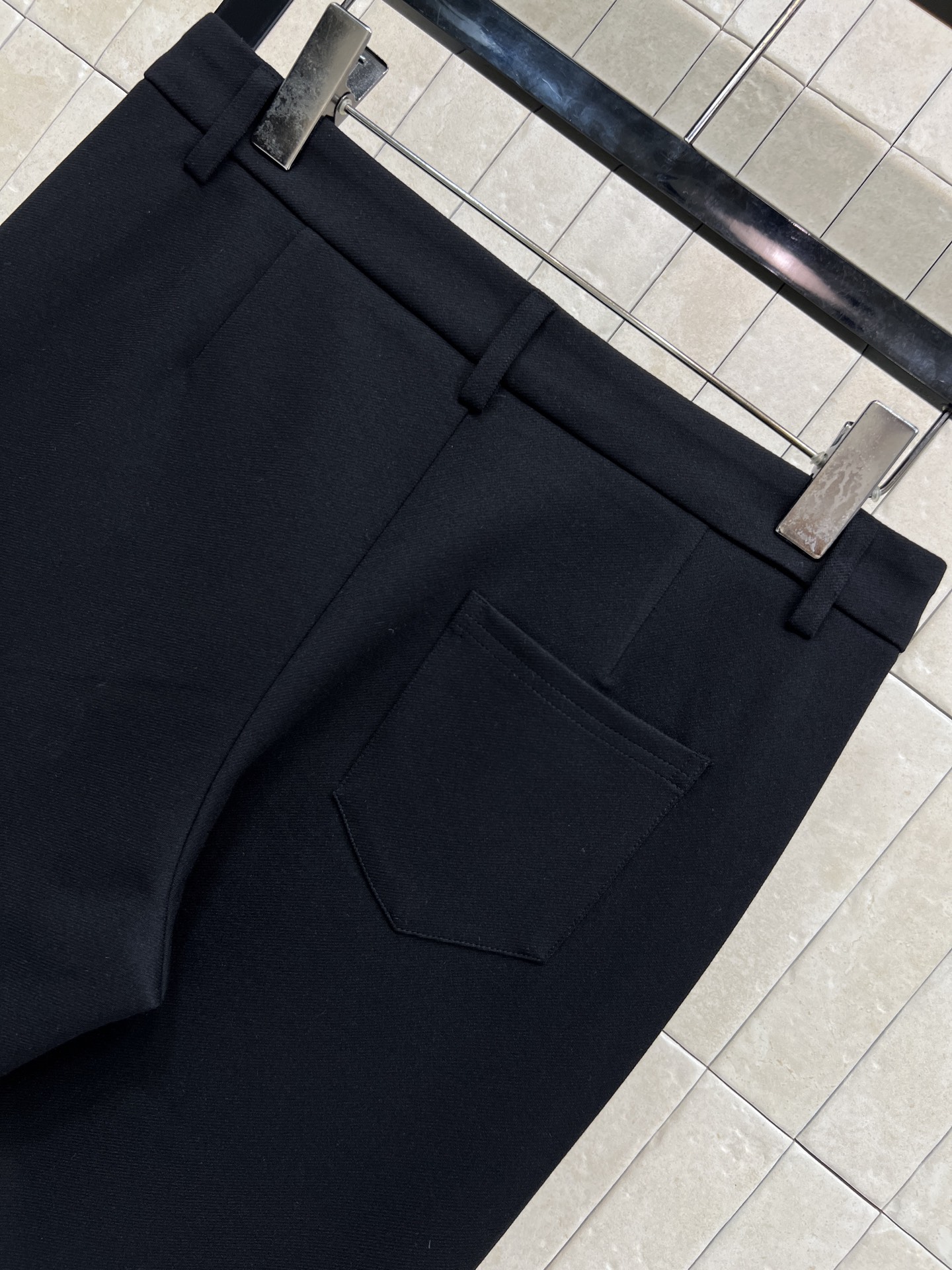 L家 26春夏新款 黑色高腰微喇裤 垂感好又耐穿 高腰设计拉长腿部比例 微喇裤脚修饰腿型 显瘦显高 侧边