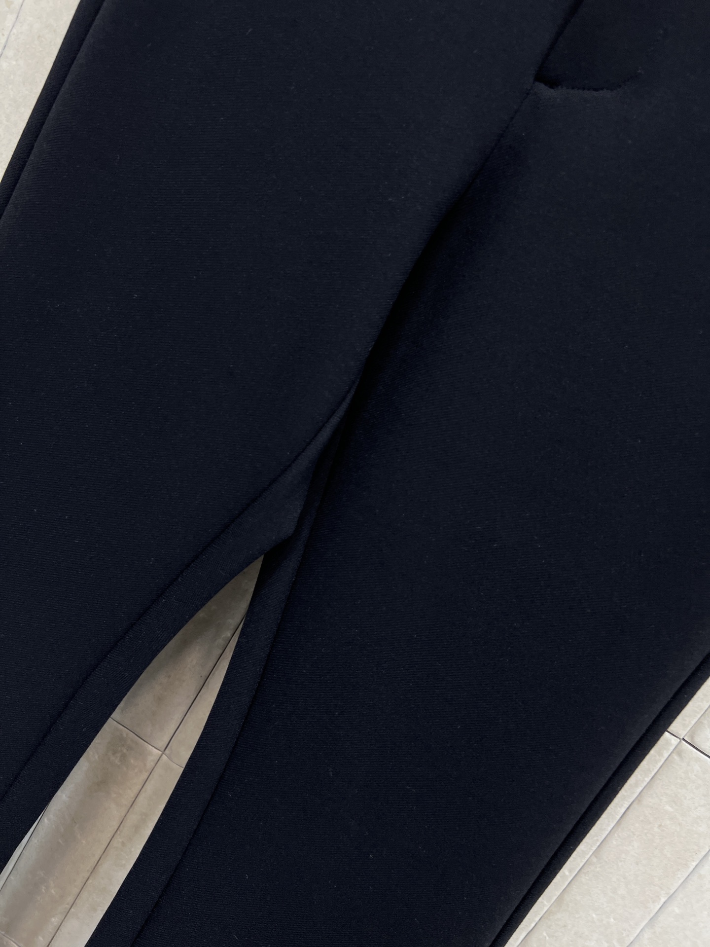 L家 26春夏新款 黑色高腰微喇裤 垂感好又耐穿 高腰设计拉长腿部比例 微喇裤脚修饰腿型 显瘦显高 侧边