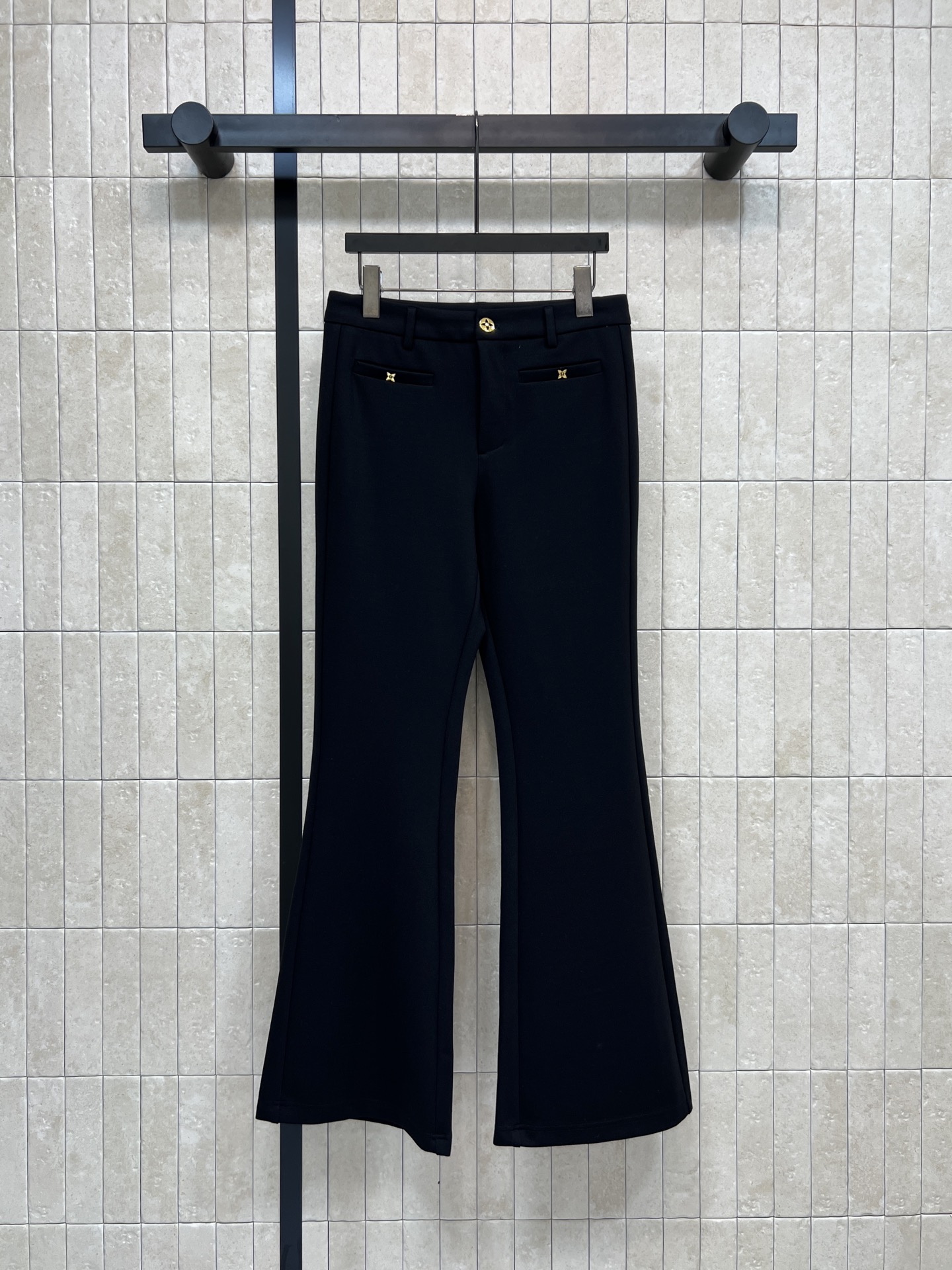 L家 26春夏新款 黑色高腰微喇裤 垂感好又耐穿 高腰设计拉长腿部比例 微喇裤脚修饰腿型 显瘦显高 侧边