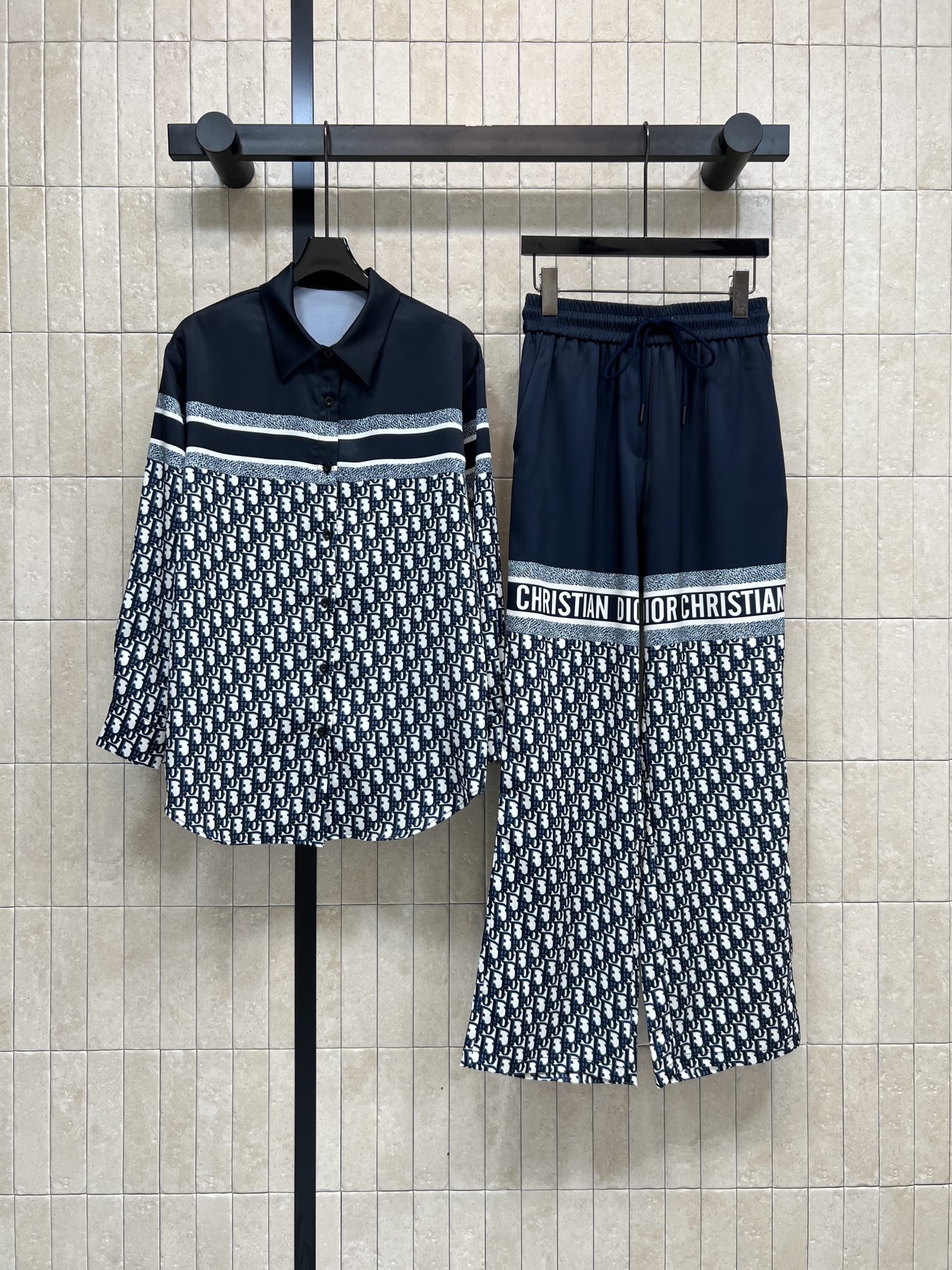 D家 26春夏新款 拼色老花印花衬衫套装 长袖衬衫+宽松长裤 经典Oblique老花图案超有辨识度 轻薄