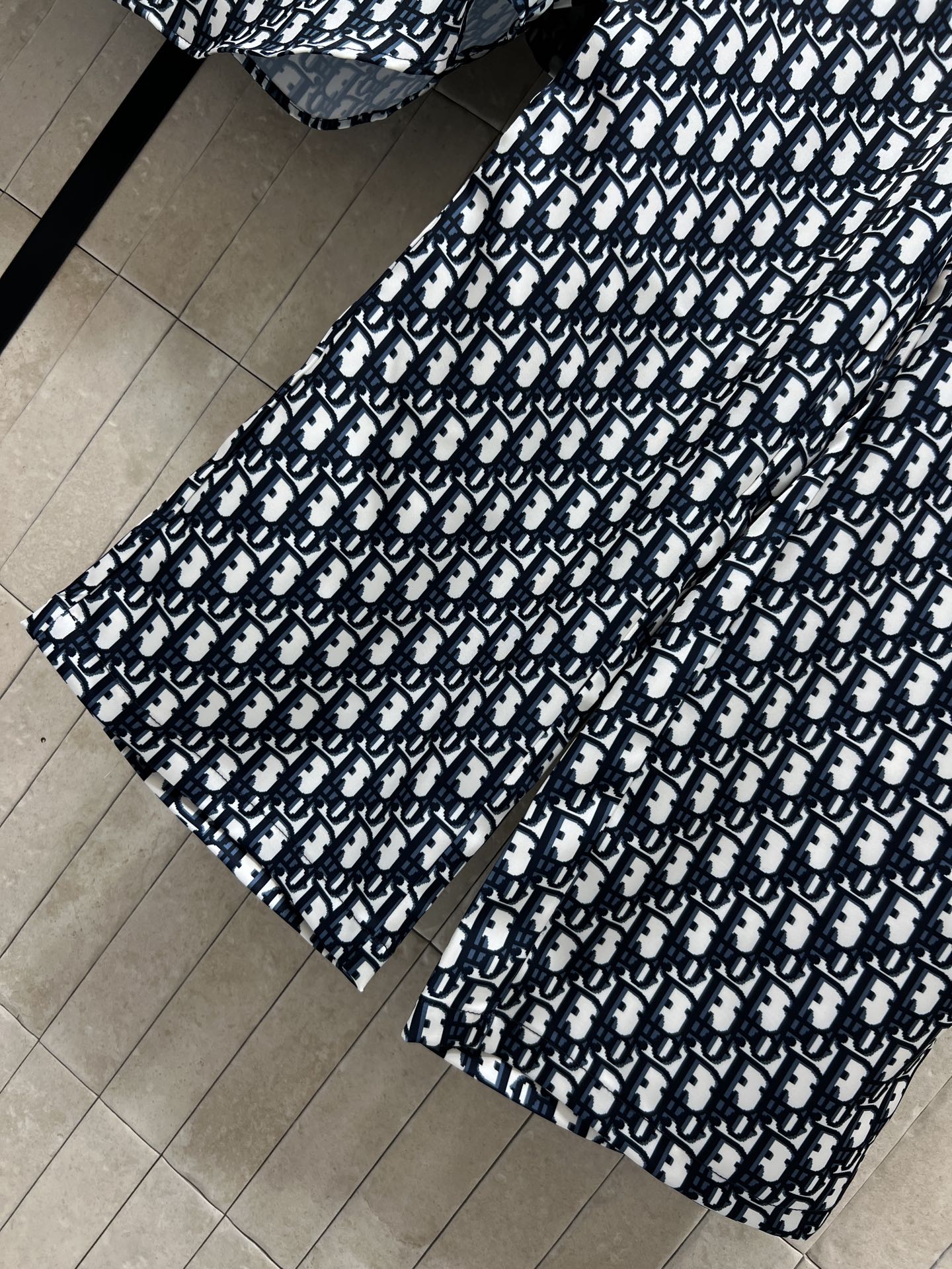 D家 26春夏新款 拼色老花印花衬衫套装 长袖衬衫+宽松长裤 经典Oblique老花图案超有辨识度 轻薄