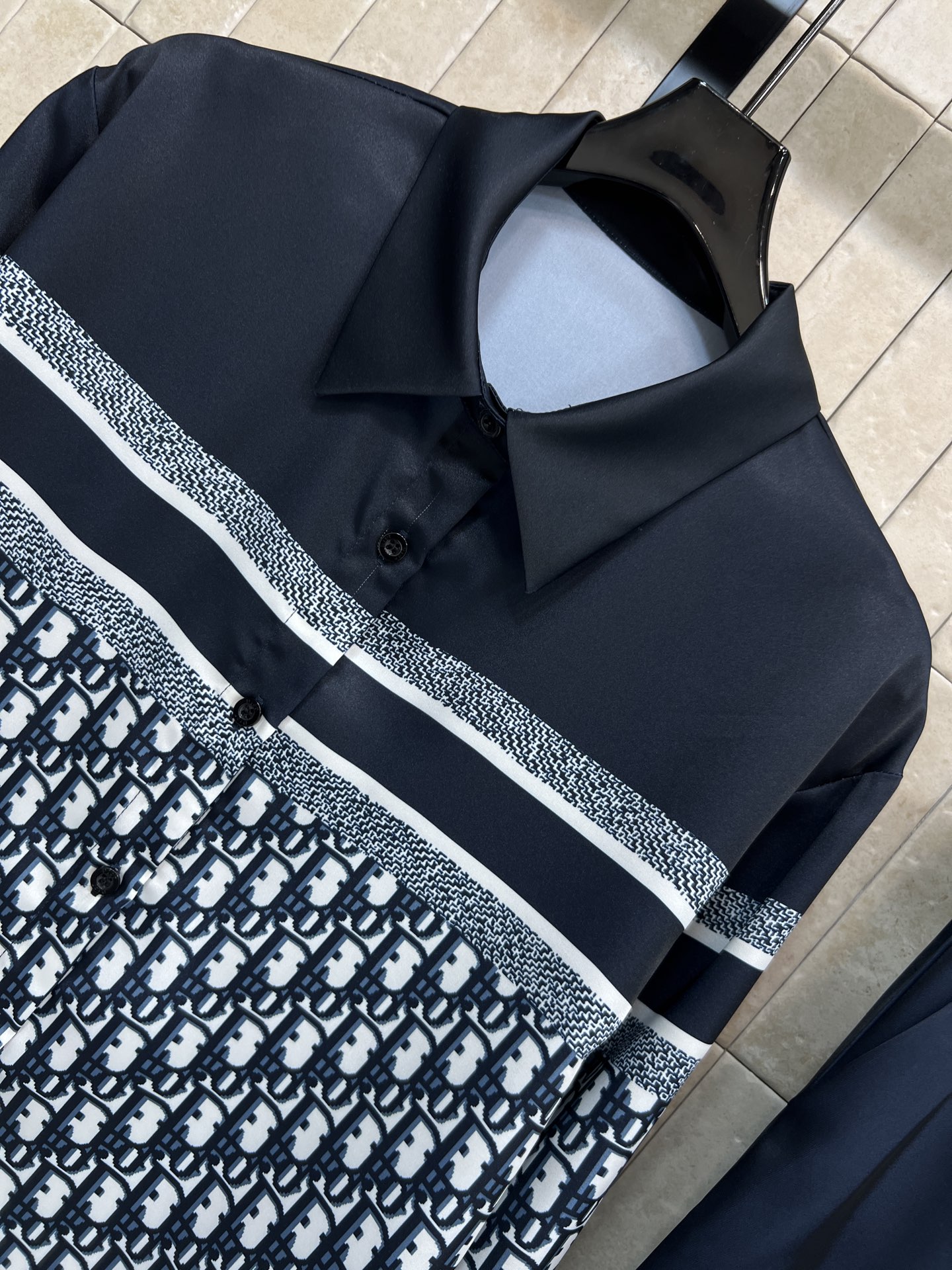 D家 26春夏新款 拼色老花印花衬衫套装 长袖衬衫+宽松长裤 经典Oblique老花图案超有辨识度 轻薄