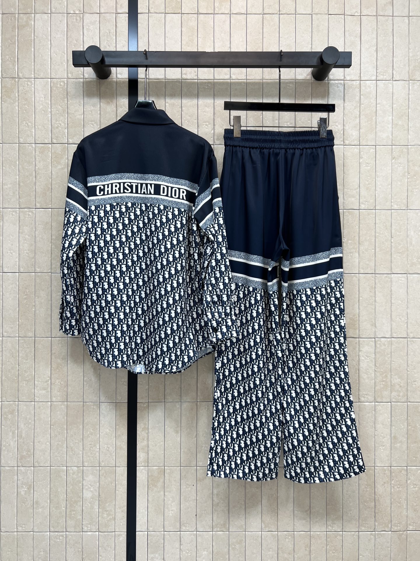 D家 26春夏新款 拼色老花印花衬衫套装 长袖衬衫+宽松长裤 经典Oblique老花图案超有辨识度 轻薄