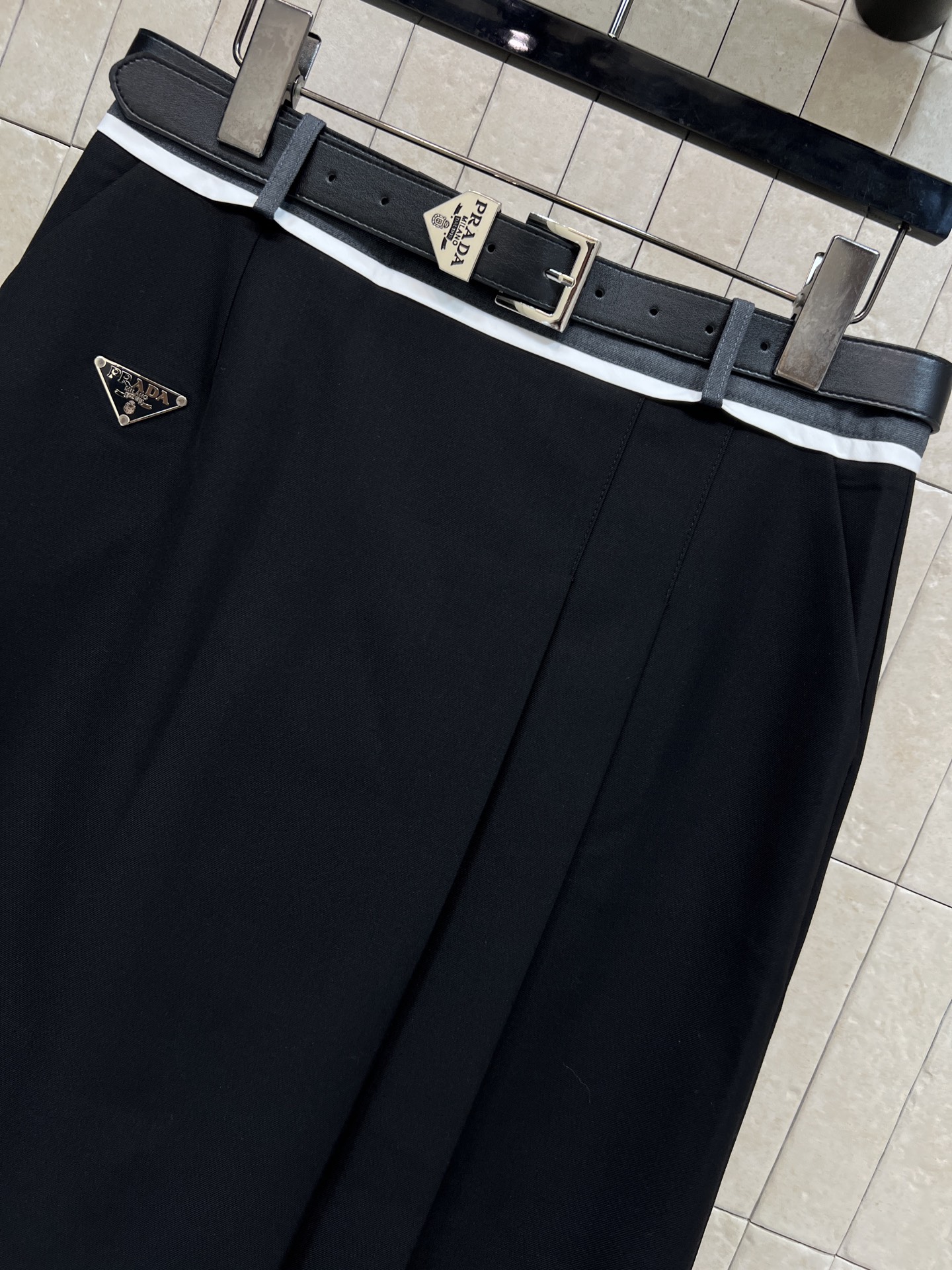 PD家 26春夏新款 三角标压褶半身裙 高腰A字版型 垂感面料+立体压褶 简约大方又显瘦！腰部金属扣皮带