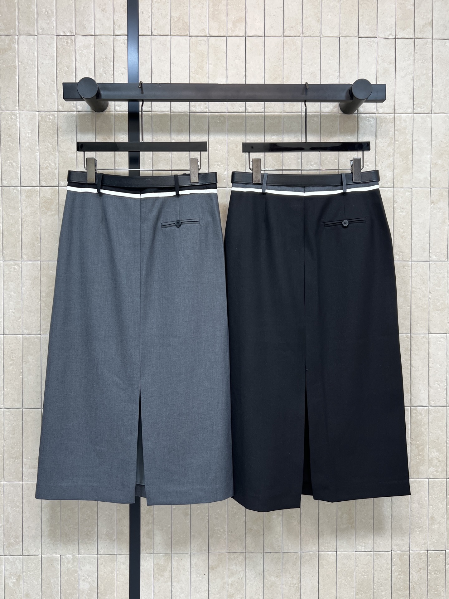 PD家 26春夏新款 三角标压褶半身裙 高腰A字版型 垂感面料+立体压褶 简约大方又显瘦！腰部金属扣皮带