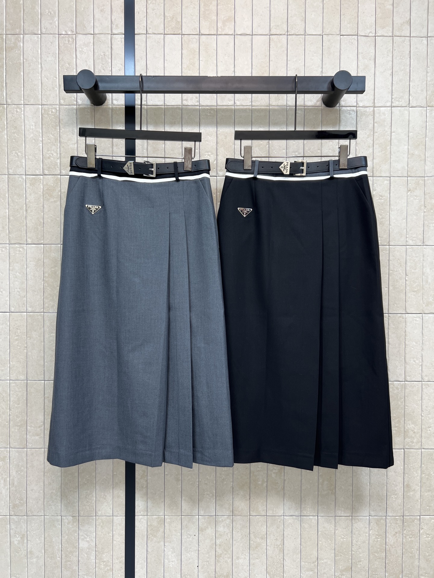 PD家 26春夏新款 三角标压褶半身裙 高腰A字版型 垂感面料+立体压褶 简约大方又显瘦！腰部金属扣皮带