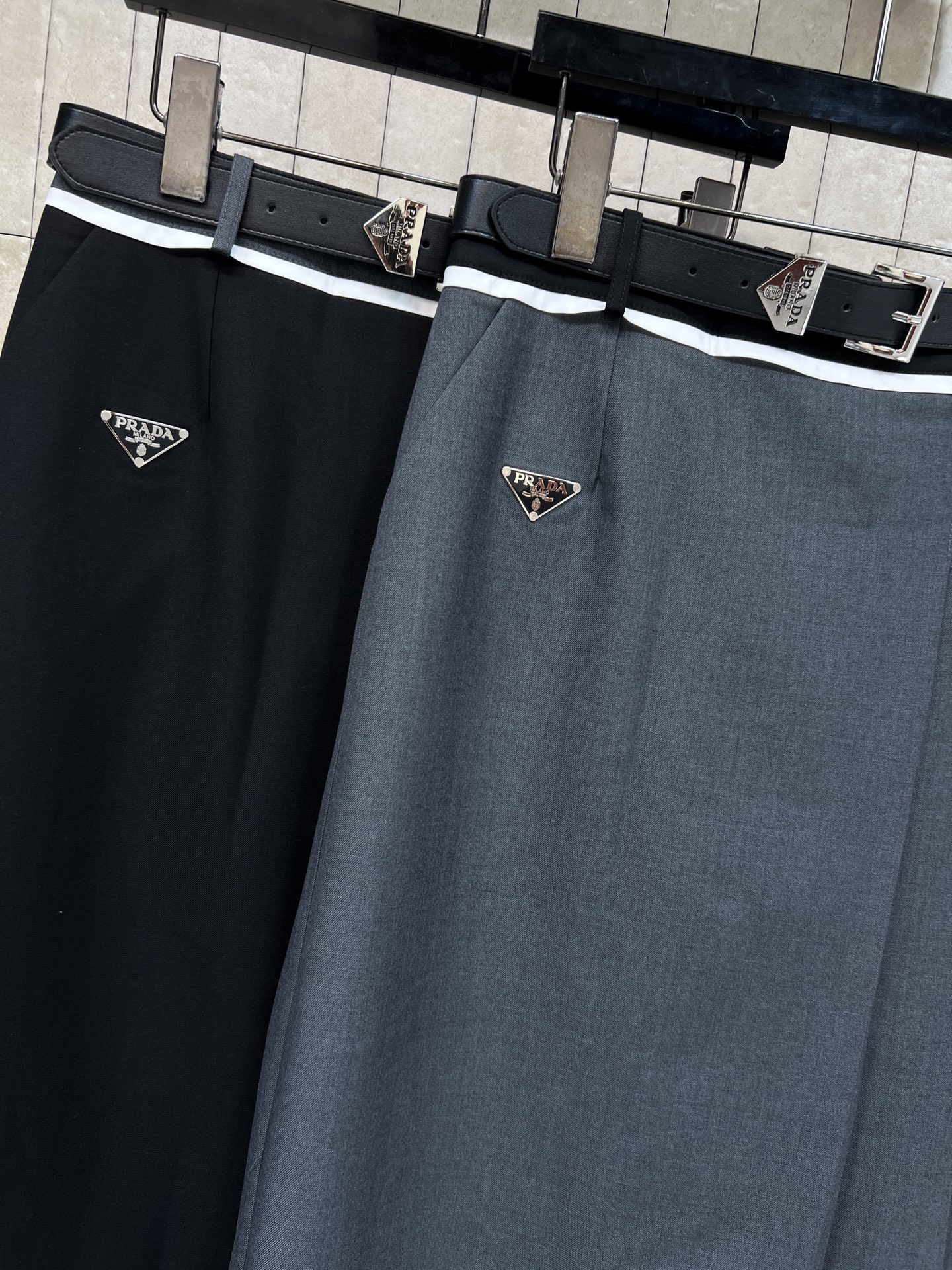 PD家 26春夏新款 三角标压褶半身裙 高腰A字版型 垂感面料+立体压褶 简约大方又显瘦！腰部金属扣皮带