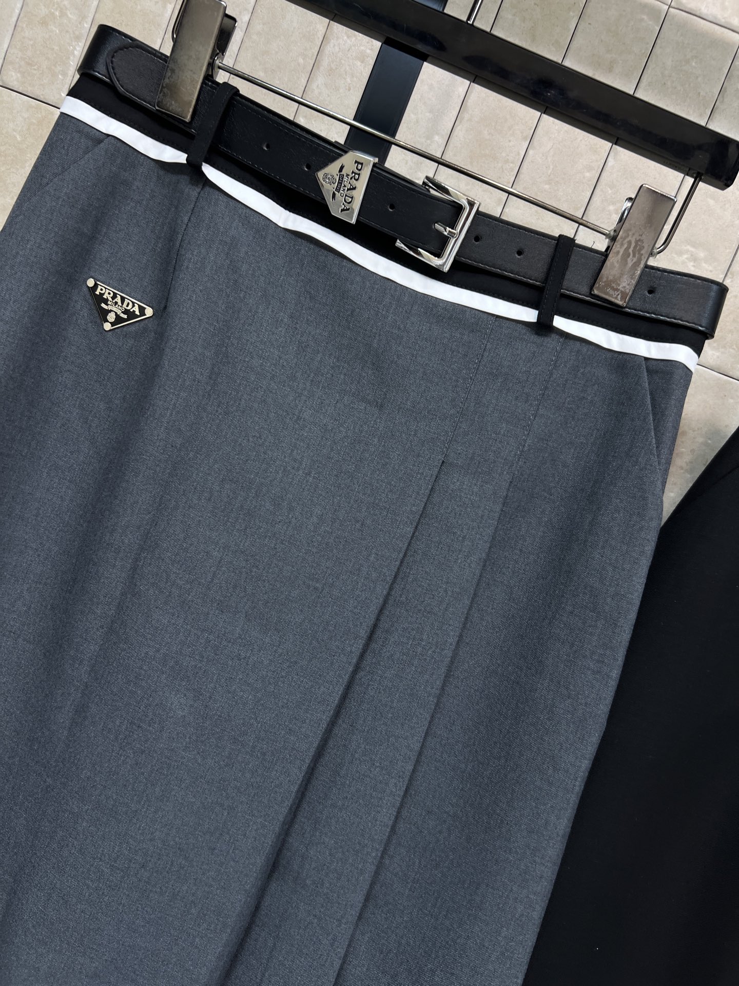 PD家 26春夏新款 三角标压褶半身裙 高腰A字版型 垂感面料+立体压褶 简约大方又显瘦！腰部金属扣皮带