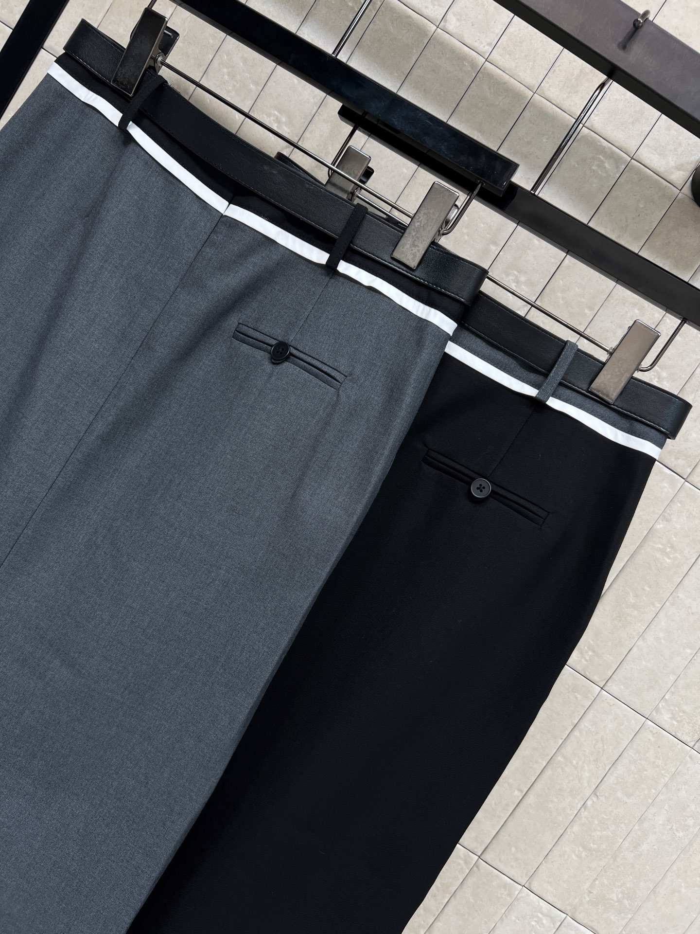 PD家 26春夏新款 三角标压褶半身裙 高腰A字版型 垂感面料+立体压褶 简约大方又显瘦！腰部金属扣皮带