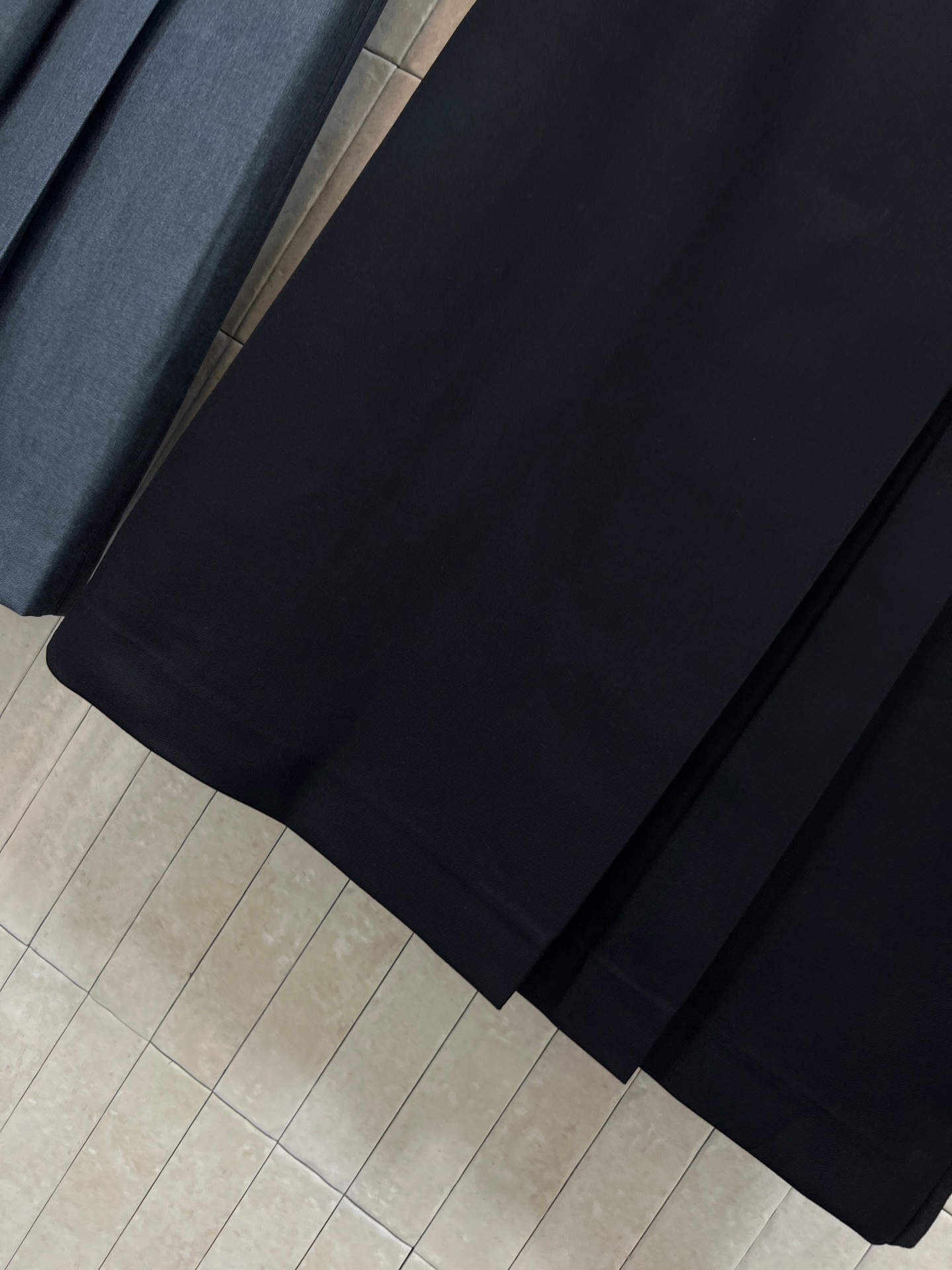 PD家 26春夏新款 三角标压褶半身裙 高腰A字版型 垂感面料+立体压褶 简约大方又显瘦！腰部金属扣皮带