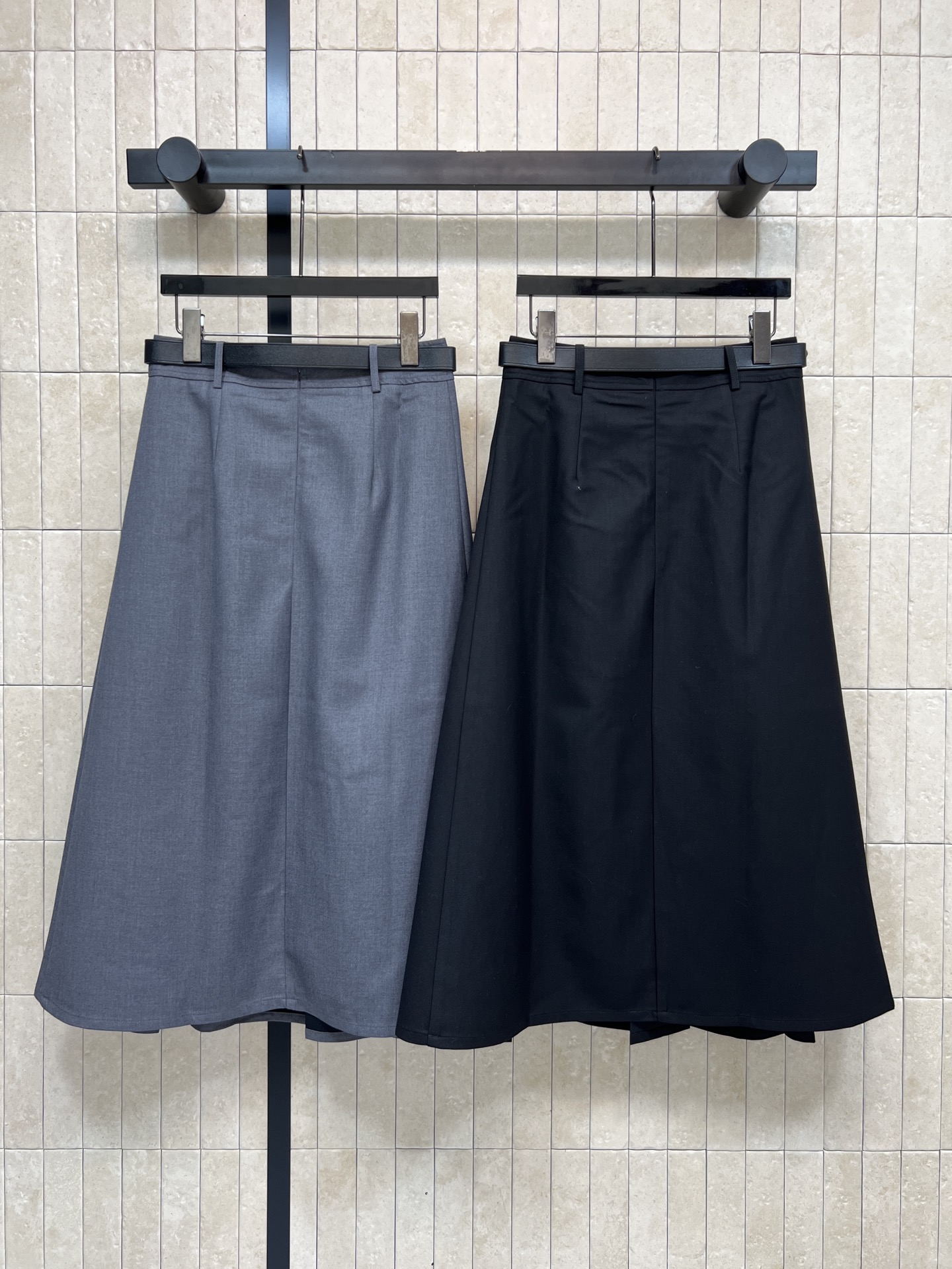 PD家 26春夏春夏 三角标百褶西装半身裙 采用高端西装面料 垂坠感和挺括感兼具 A字版型+百褶设计 遮