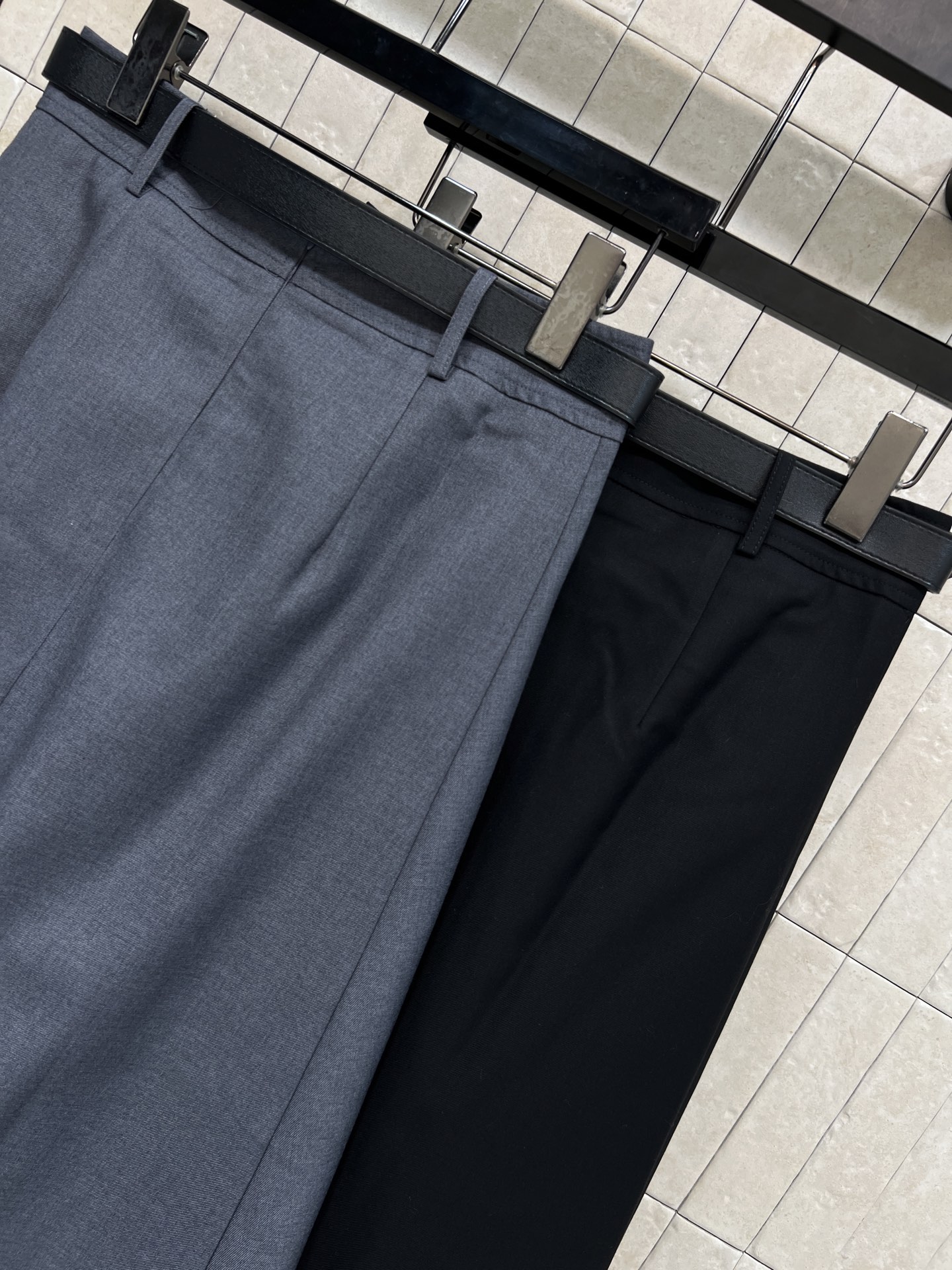 PD家 26春夏春夏 三角标百褶西装半身裙 采用高端西装面料 垂坠感和挺括感兼具 A字版型+百褶设计 遮