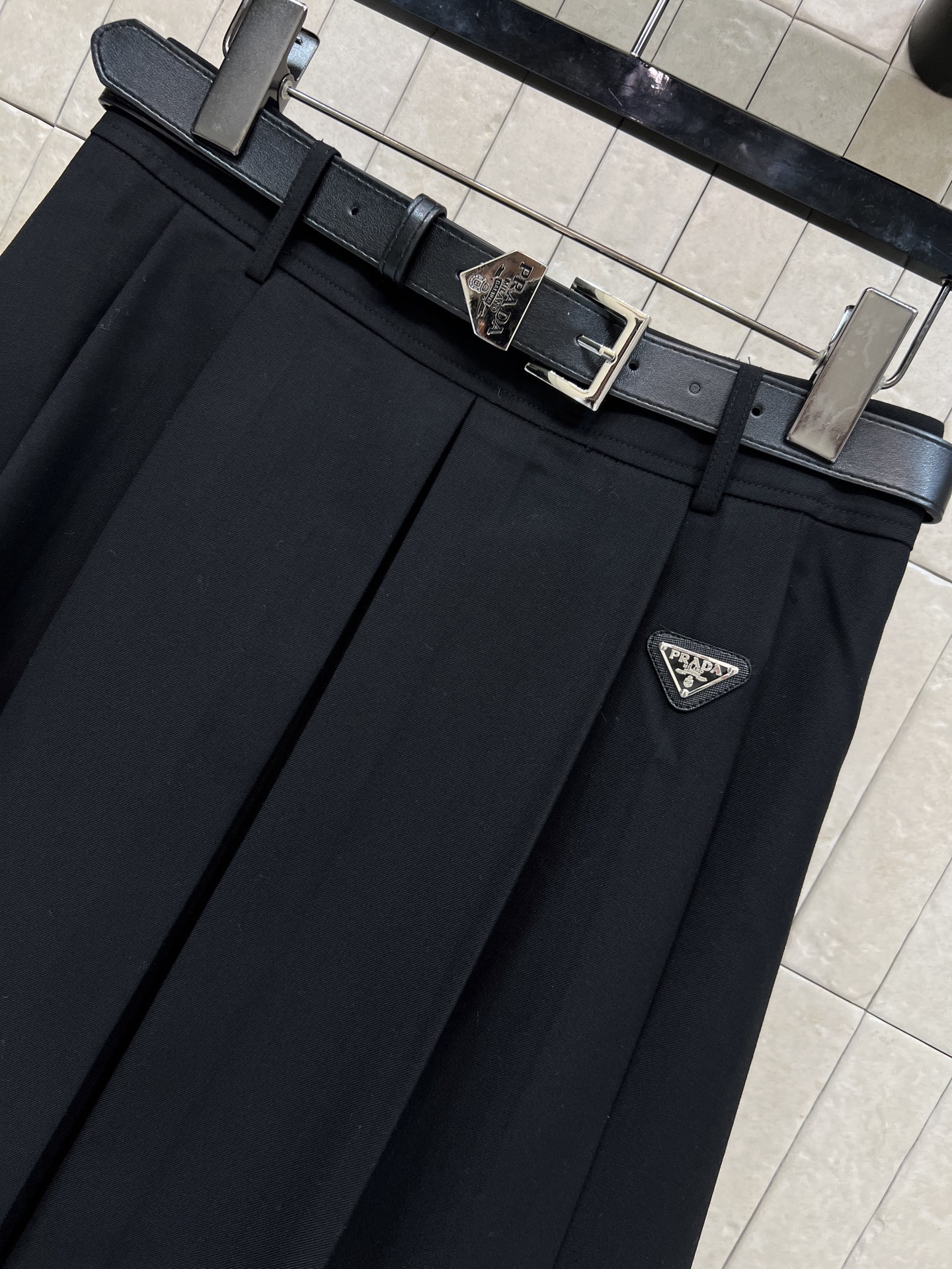 PD家 26春夏春夏 三角标百褶西装半身裙 采用高端西装面料 垂坠感和挺括感兼具 A字版型+百褶设计 遮