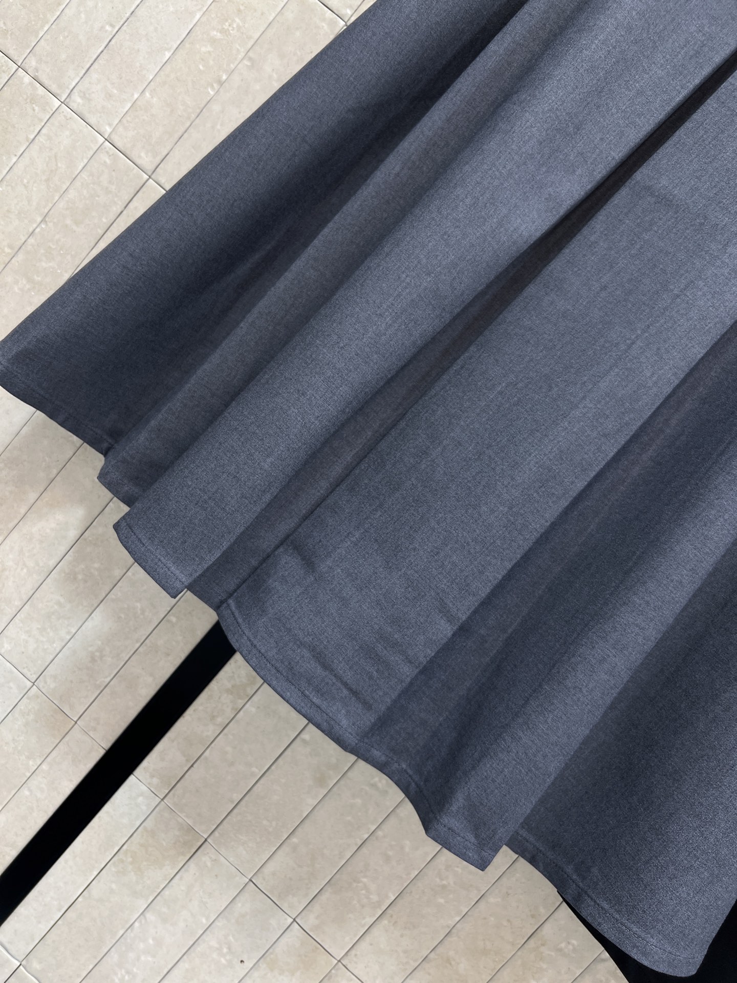 PD家 26春夏春夏 三角标百褶西装半身裙 采用高端西装面料 垂坠感和挺括感兼具 A字版型+百褶设计 遮