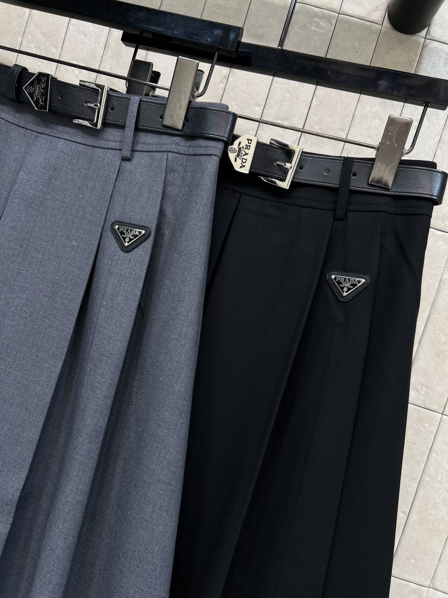 PD家 26春夏春夏 三角标百褶西装半身裙 采用高端西装面料 垂坠感和挺括感兼具 A字版型+百褶设计 遮