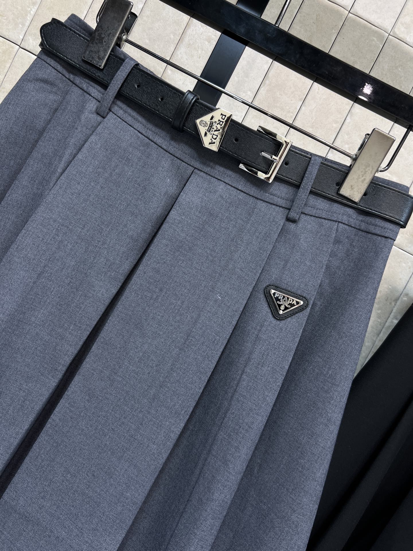 PD家 26春夏春夏 三角标百褶西装半身裙 采用高端西装面料 垂坠感和挺括感兼具 A字版型+百褶设计 遮