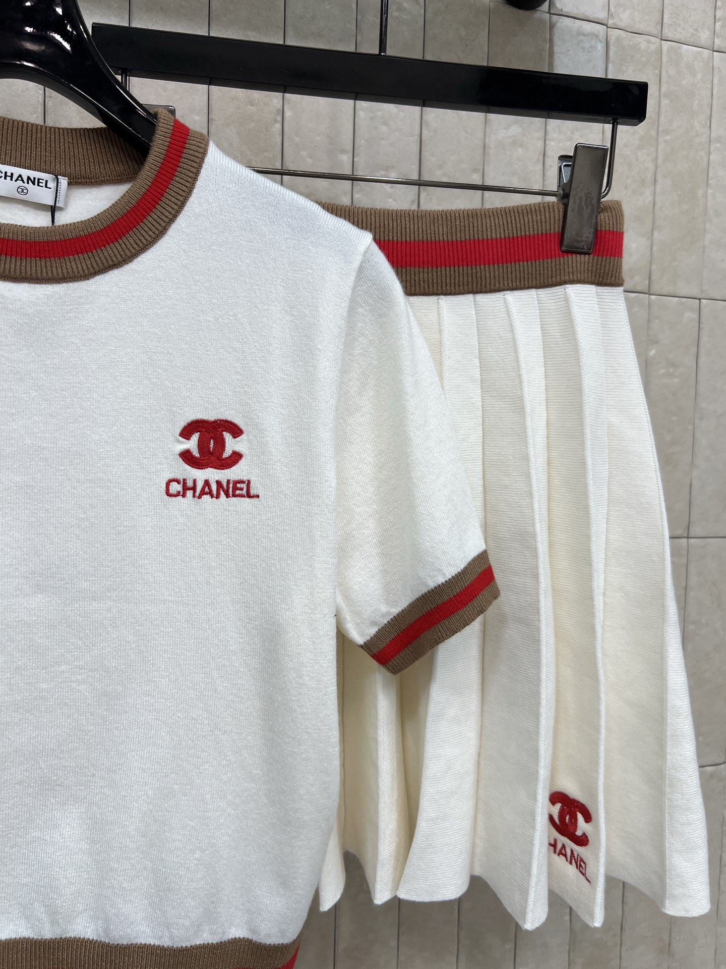 26春夏新款 logo刺绣针织短袖套装 短袖+百褶裙 白色纯棉T恤配红棕条纹 胸前双C刺绣超有辨识度！裙