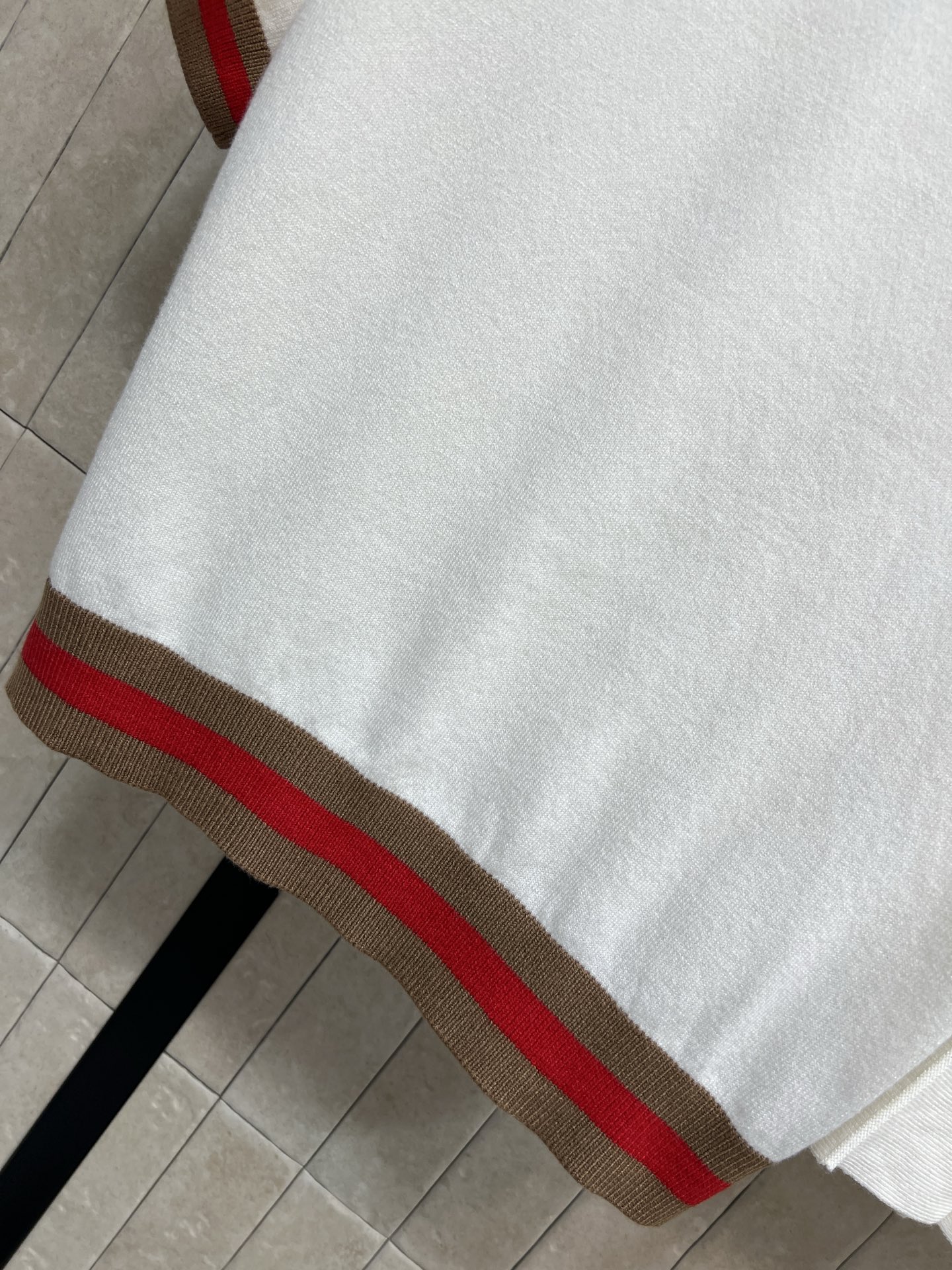 26春夏新款 logo刺绣针织短袖套装 短袖+百褶裙 白色纯棉T恤配红棕条纹 胸前双C刺绣超有辨识度！裙