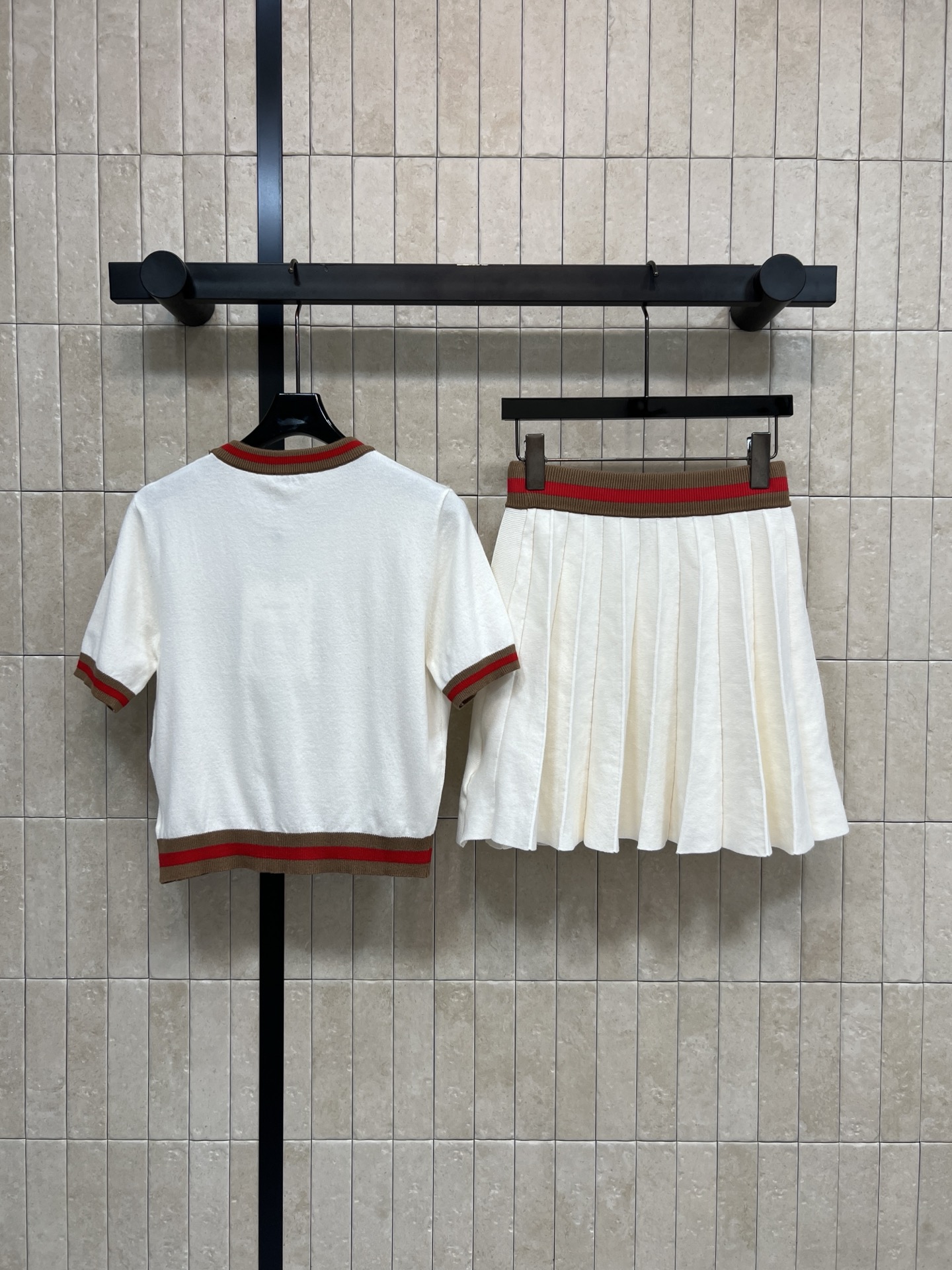 26春夏新款 logo刺绣针织短袖套装 短袖+百褶裙 白色纯棉T恤配红棕条纹 胸前双C刺绣超有辨识度！裙