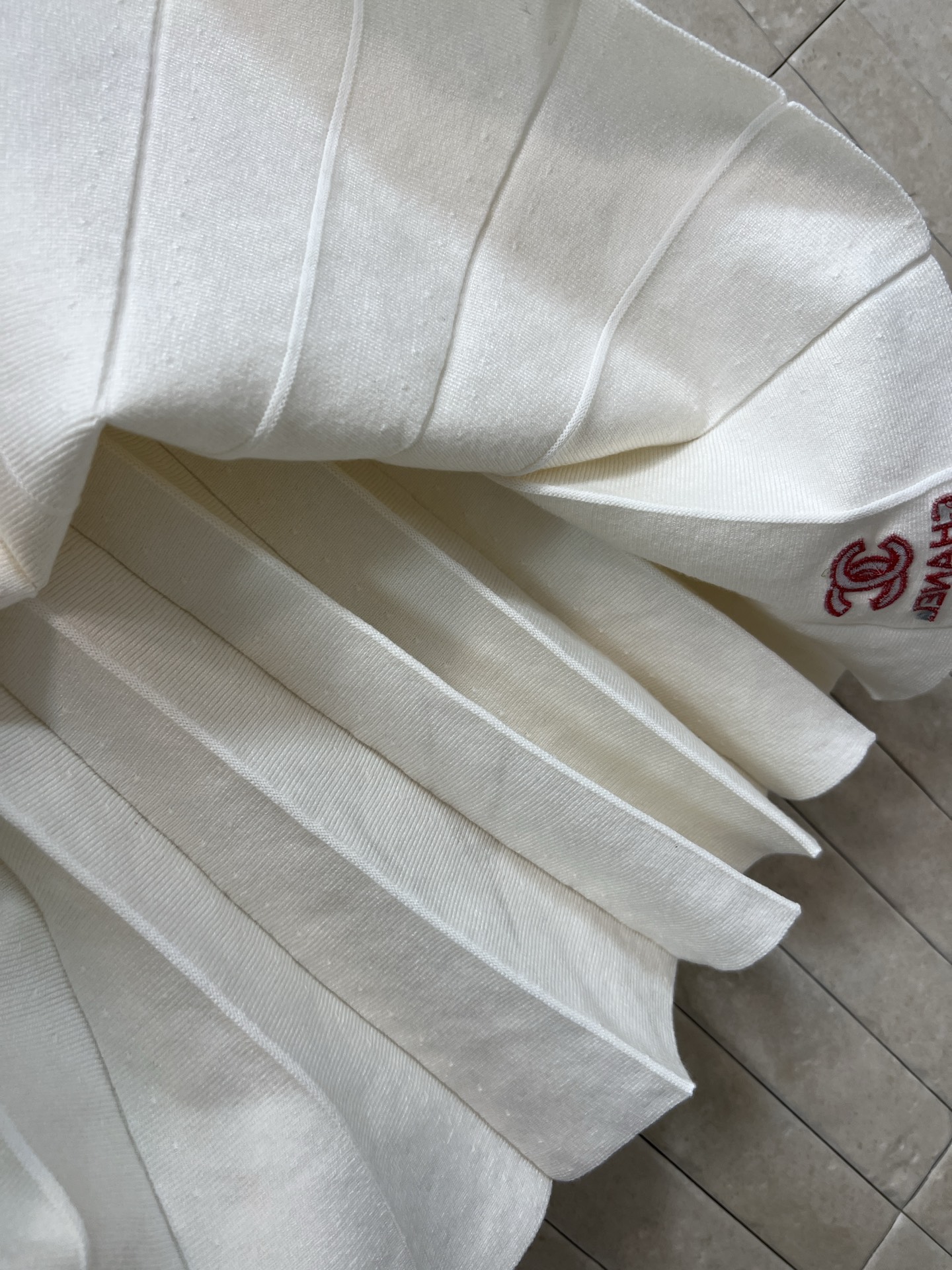 26春夏新款 logo刺绣针织短袖套装 短袖+百褶裙 白色纯棉T恤配红棕条纹 胸前双C刺绣超有辨识度！裙