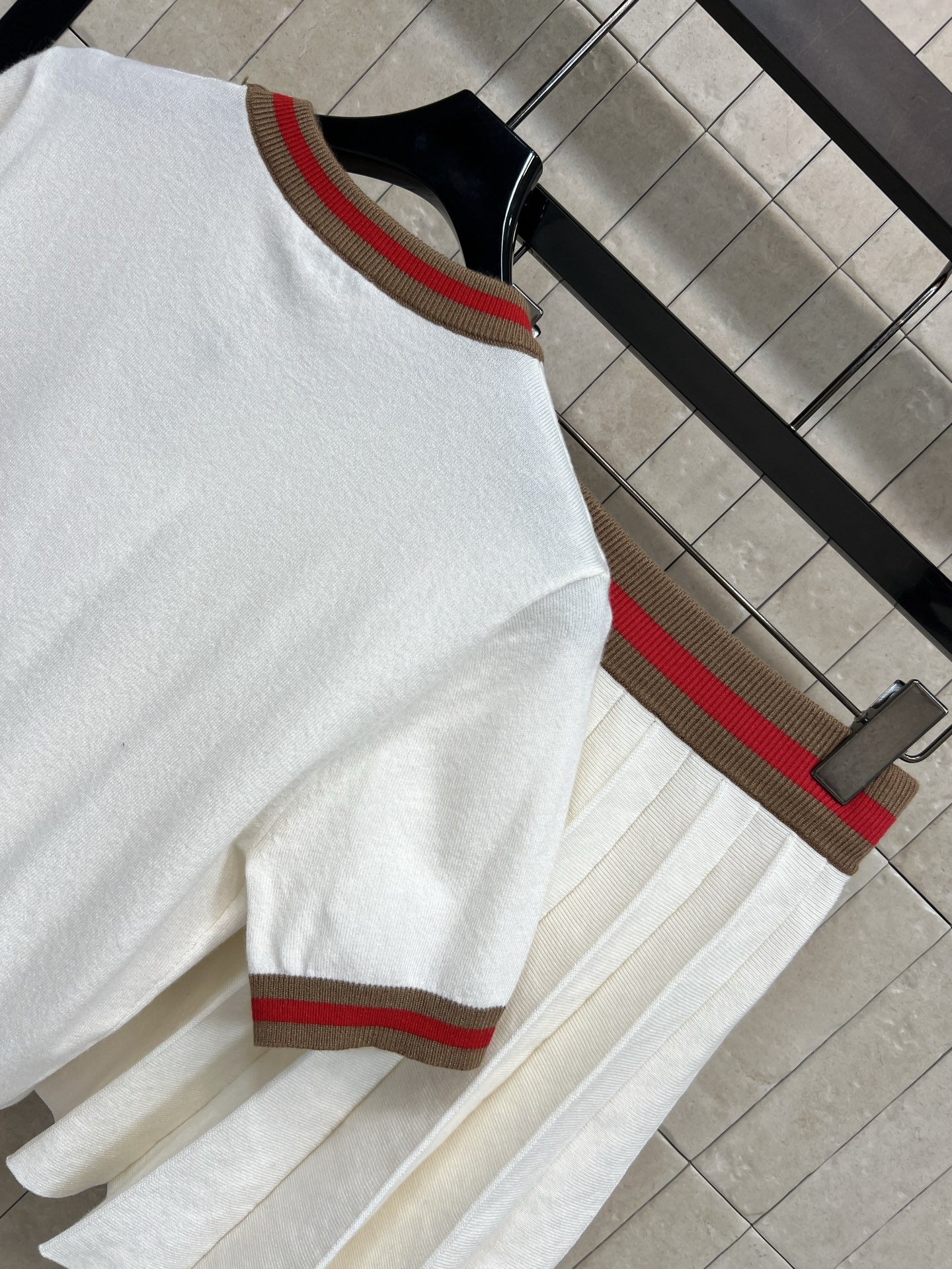 26春夏新款 logo刺绣针织短袖套装 短袖+百褶裙 白色纯棉T恤配红棕条纹 胸前双C刺绣超有辨识度！裙