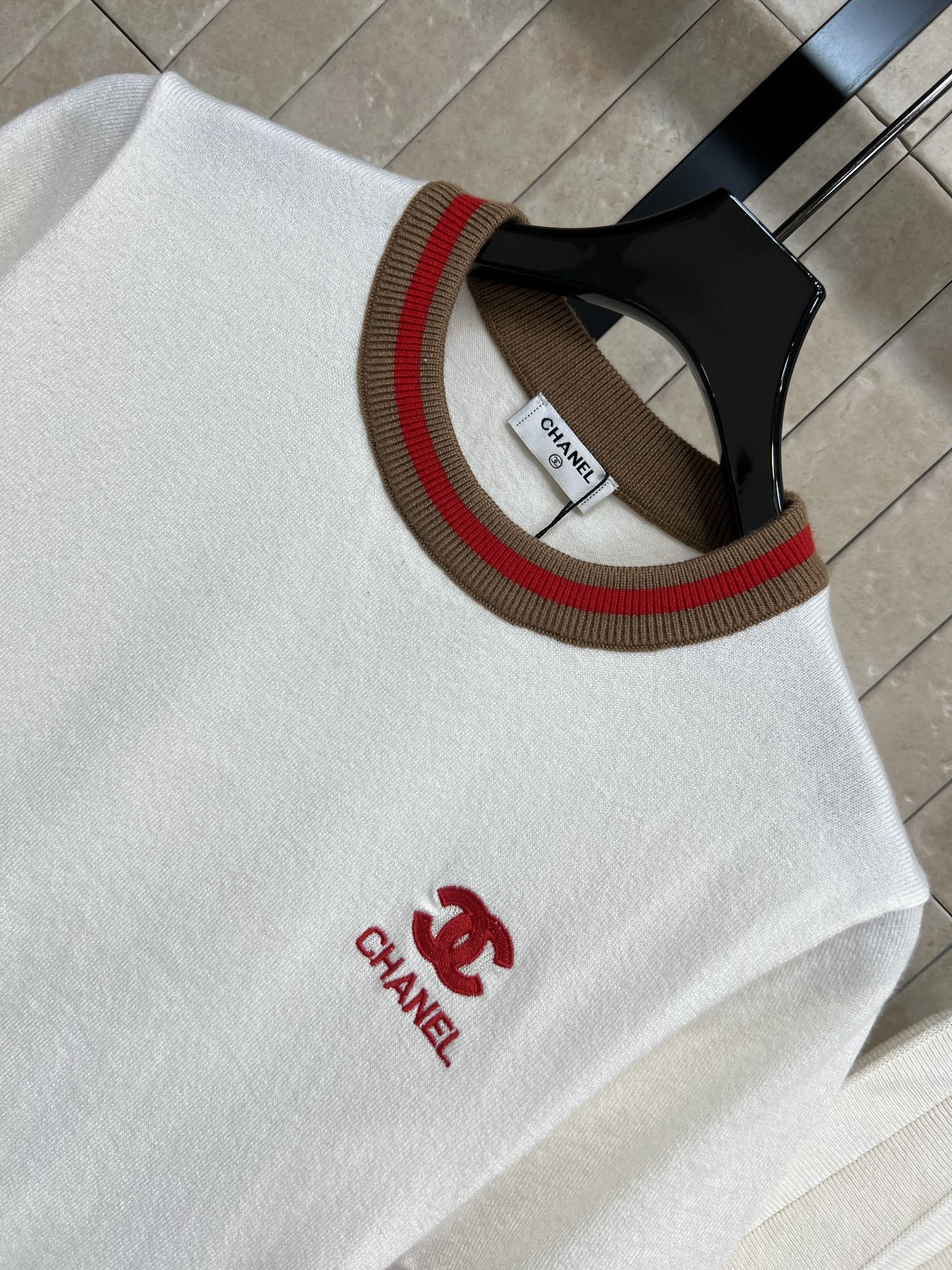 26春夏新款 logo刺绣针织短袖套装 短袖+百褶裙 白色纯棉T恤配红棕条纹 胸前双C刺绣超有辨识度！裙