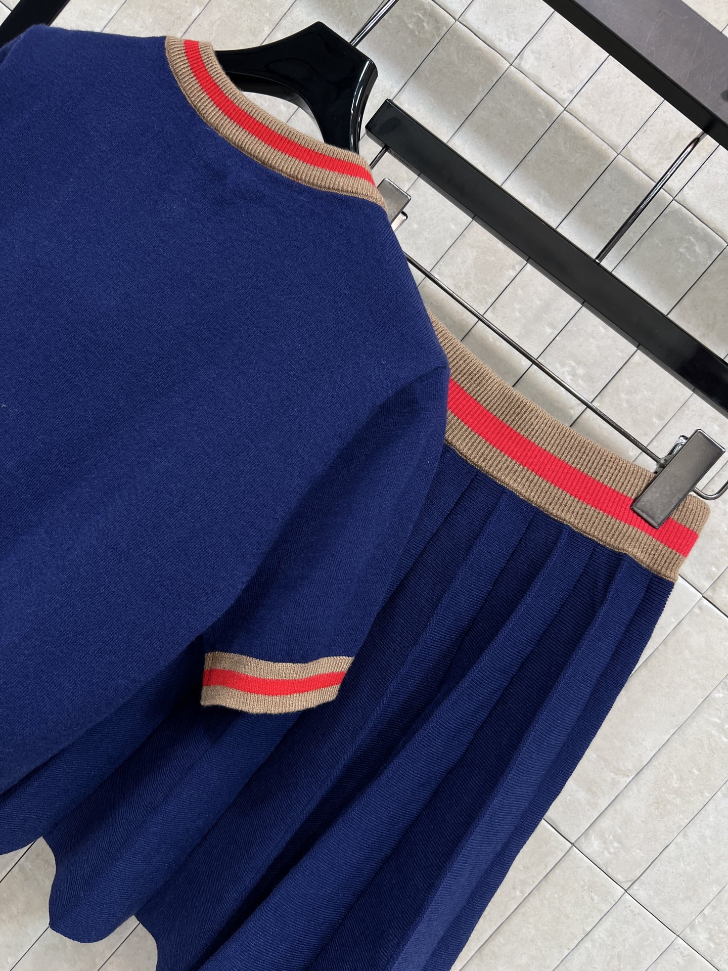 26春夏新款 logo刺绣针织短袖套装 短袖+百褶裙 白色纯棉T恤配红棕条纹 胸前双C刺绣超有辨识度！裙