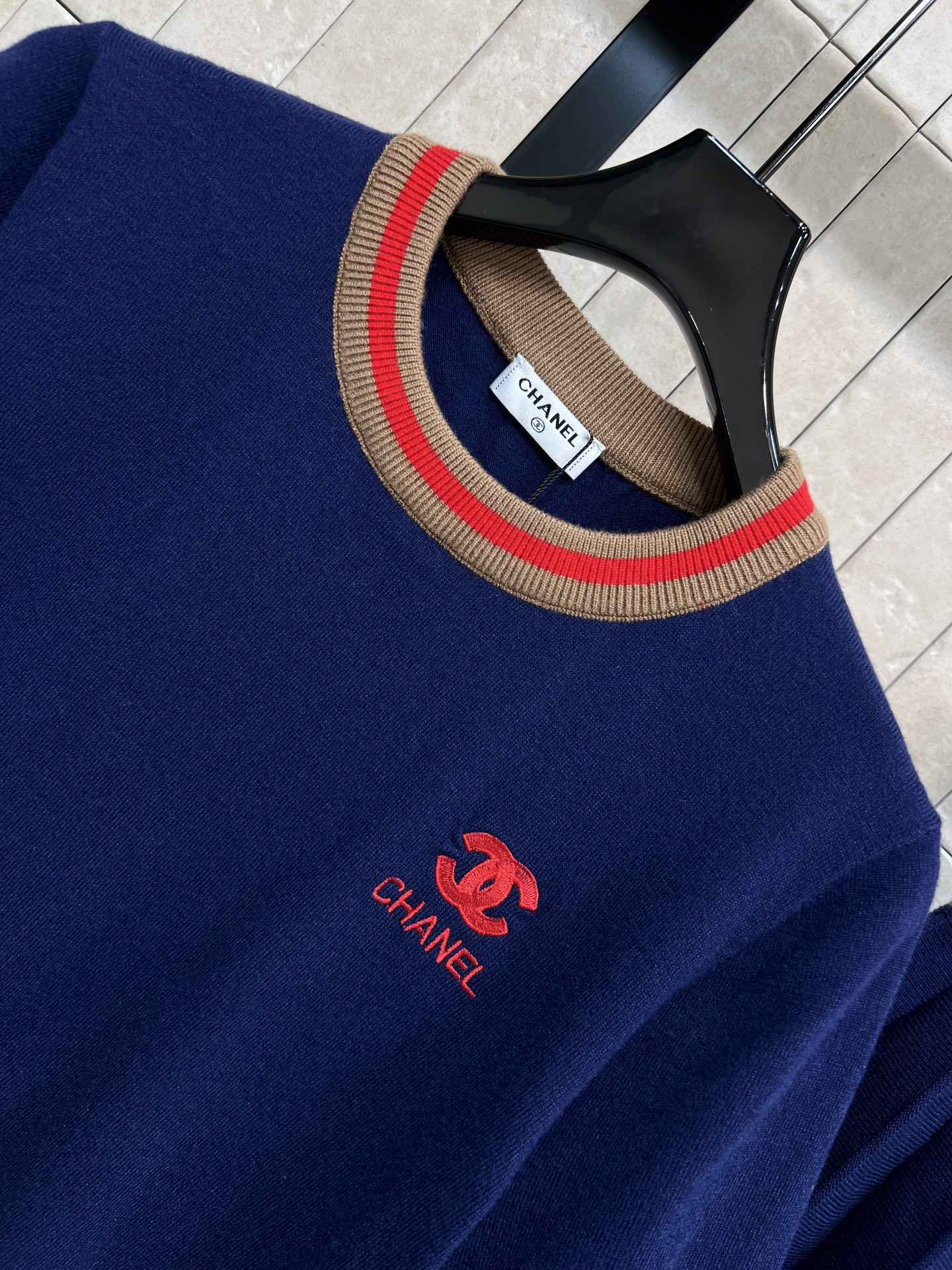 26春夏新款 logo刺绣针织短袖套装 短袖+百褶裙 白色纯棉T恤配红棕条纹 胸前双C刺绣超有辨识度！裙