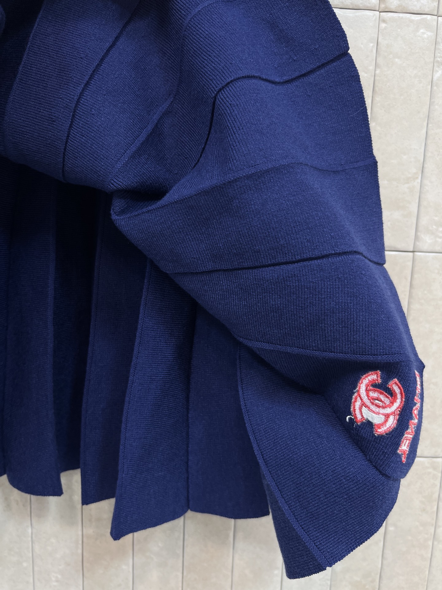 26春夏新款 logo刺绣针织短袖套装 短袖+百褶裙 白色纯棉T恤配红棕条纹 胸前双C刺绣超有辨识度！裙