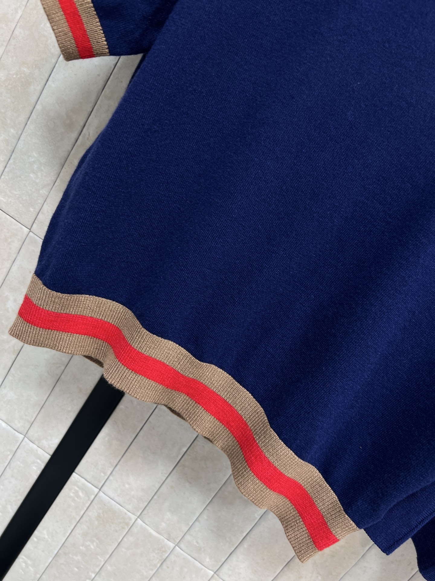 26春夏新款 logo刺绣针织短袖套装 短袖+百褶裙 白色纯棉T恤配红棕条纹 胸前双C刺绣超有辨识度！裙