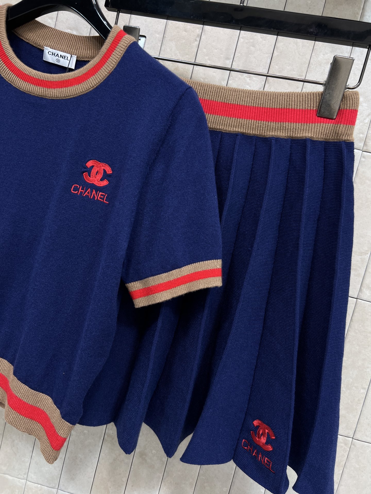 26春夏新款 logo刺绣针织短袖套装 短袖+百褶裙 白色纯棉T恤配红棕条纹 胸前双C刺绣超有辨识度！裙